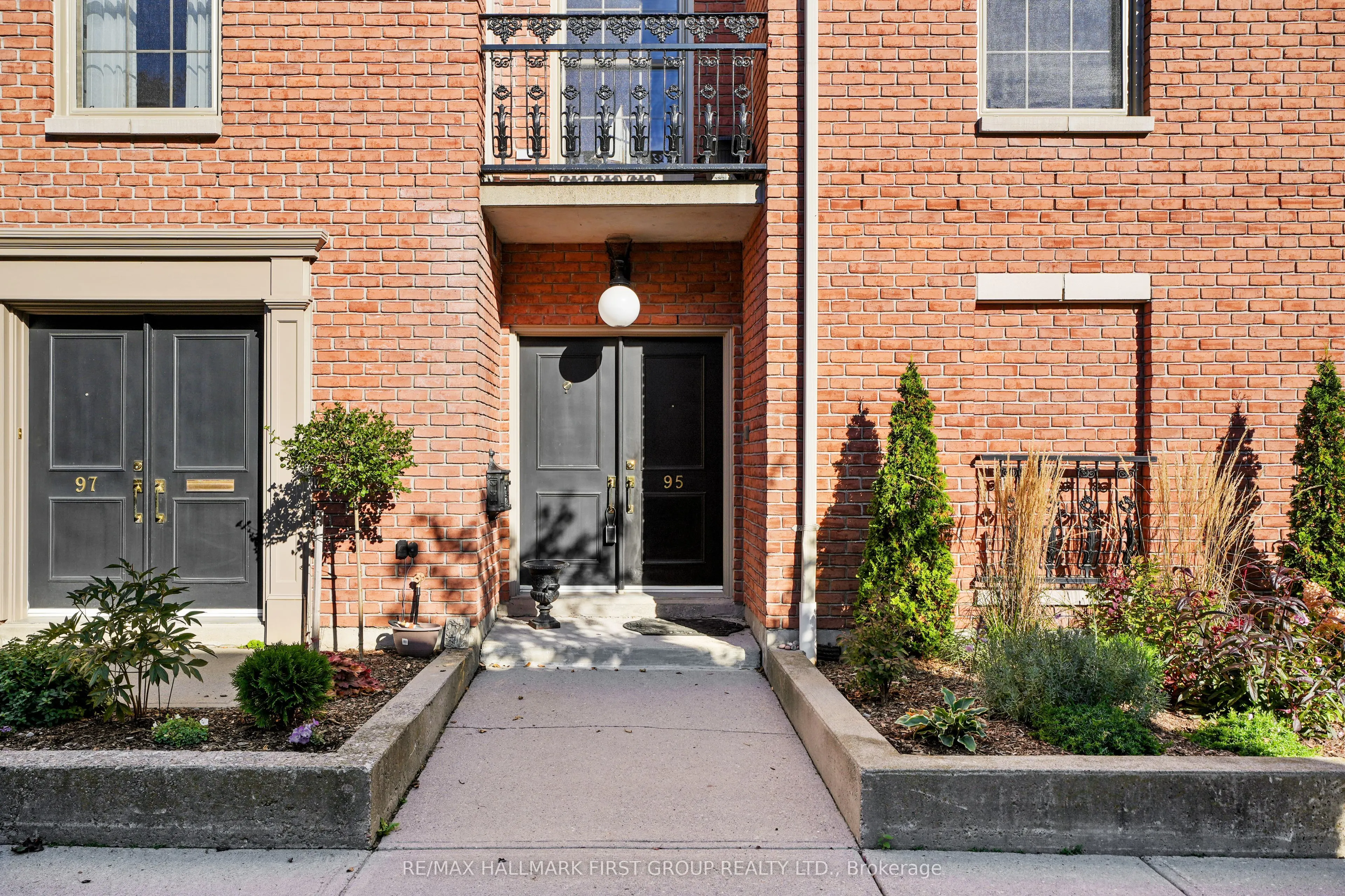 95 Robert's Row #107