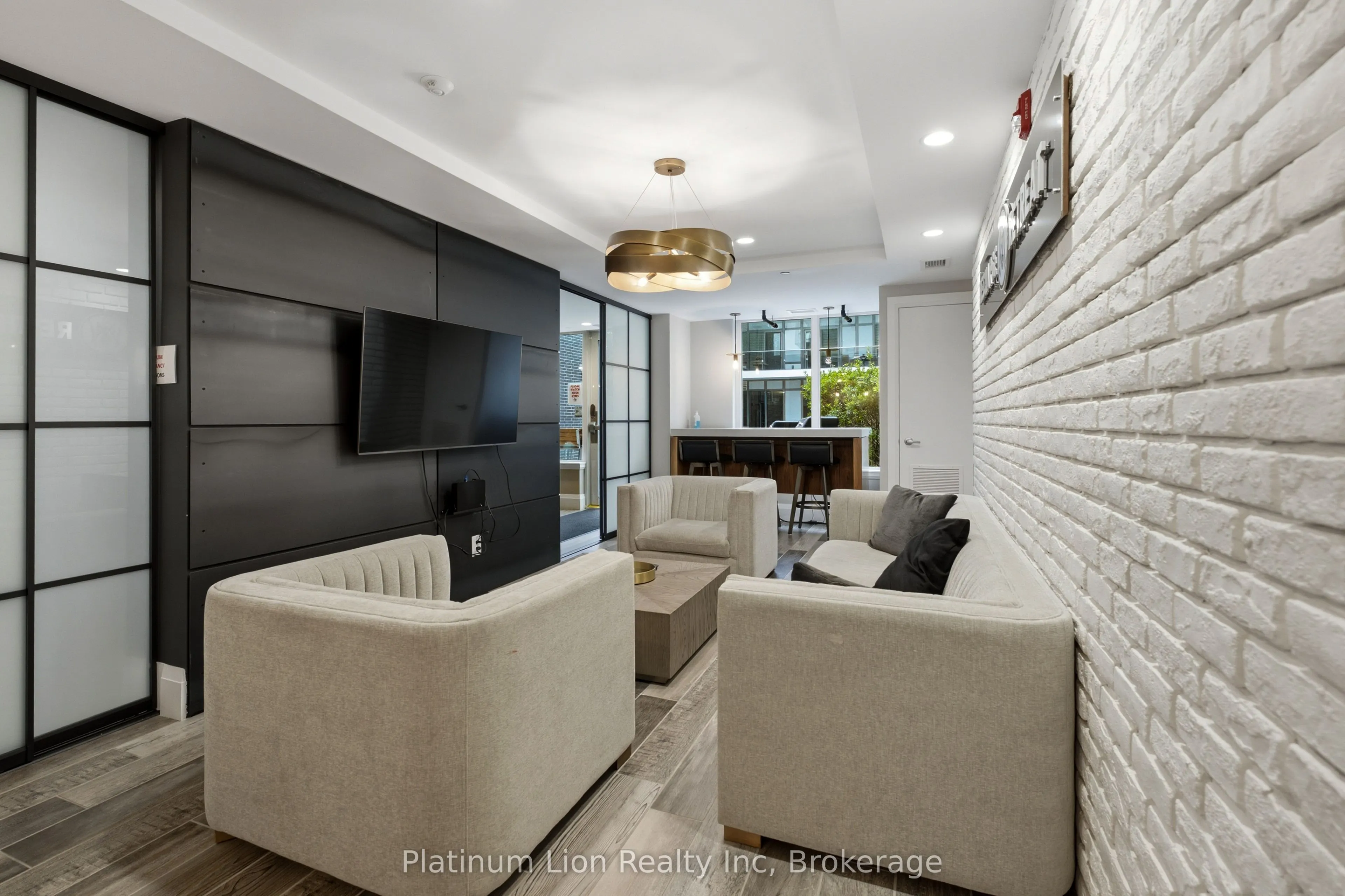 53 Arthur Street S #203
