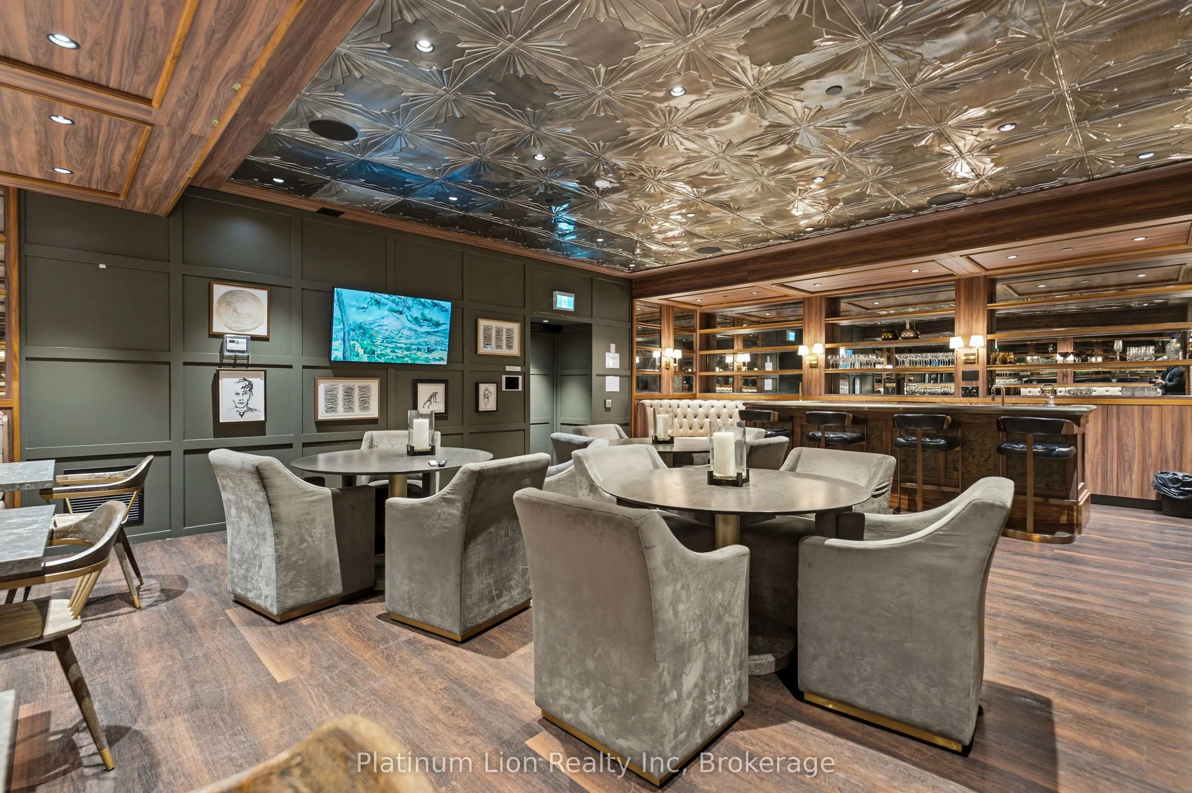 53 Arthur Street S #203