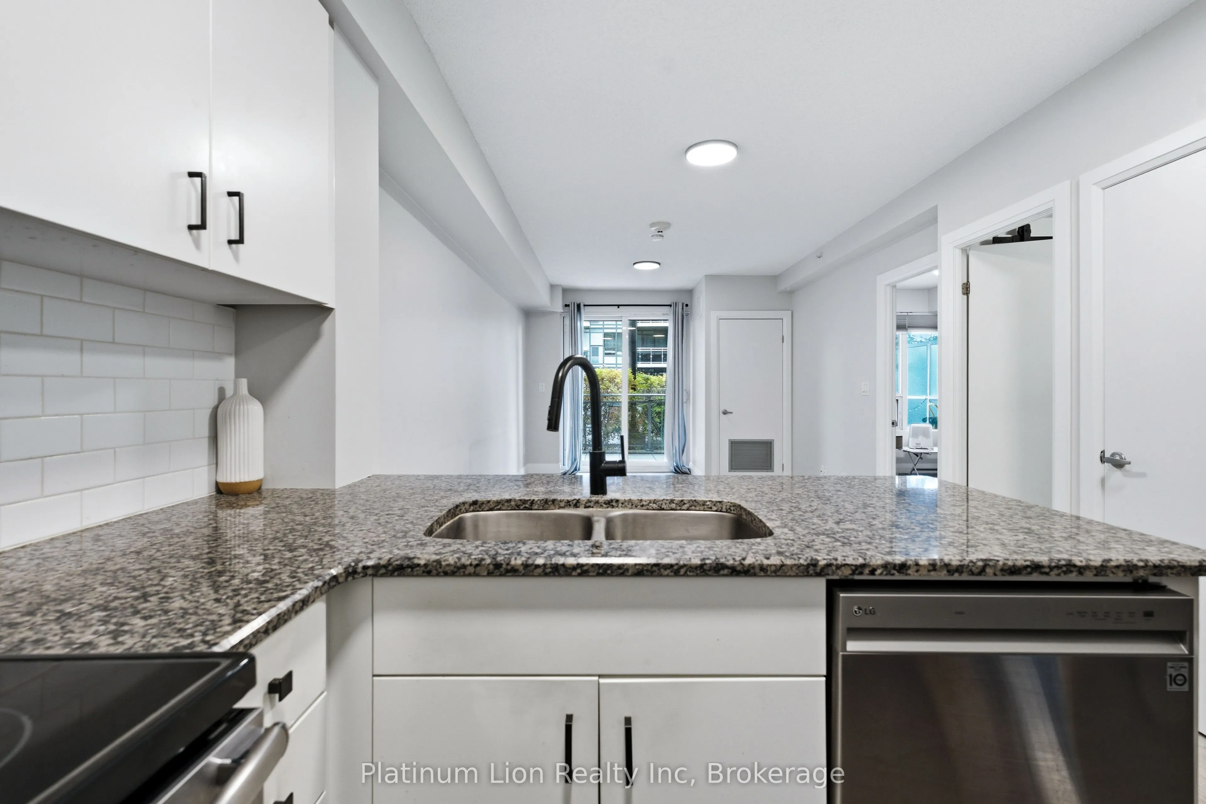 53 Arthur Street S #203