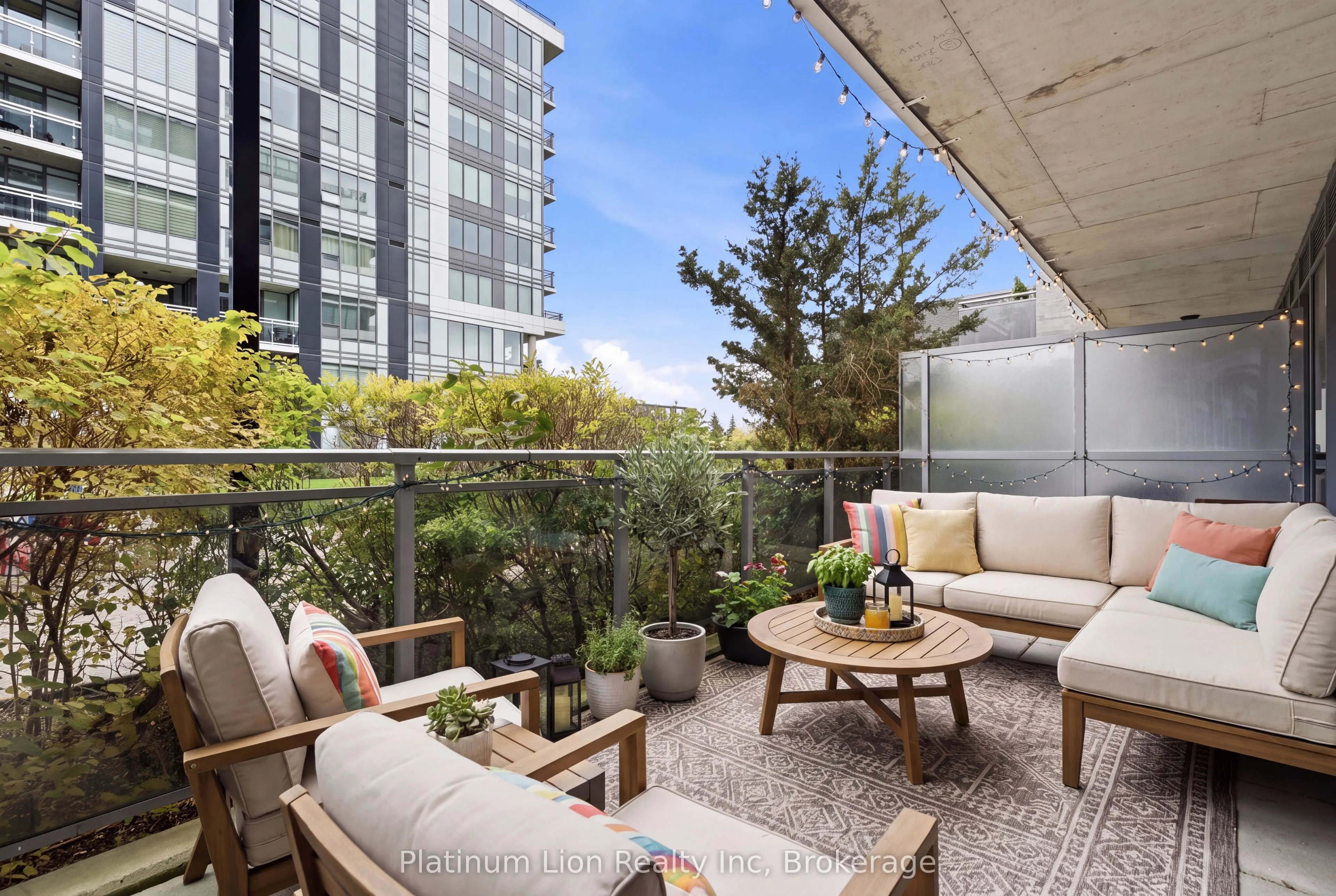 53 Arthur Street S #203