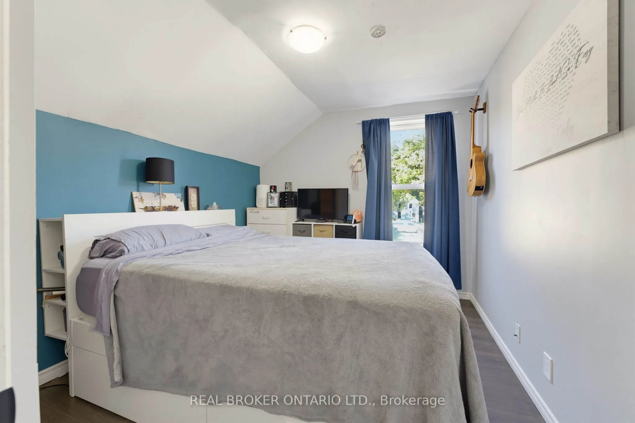 256 Dundas Street