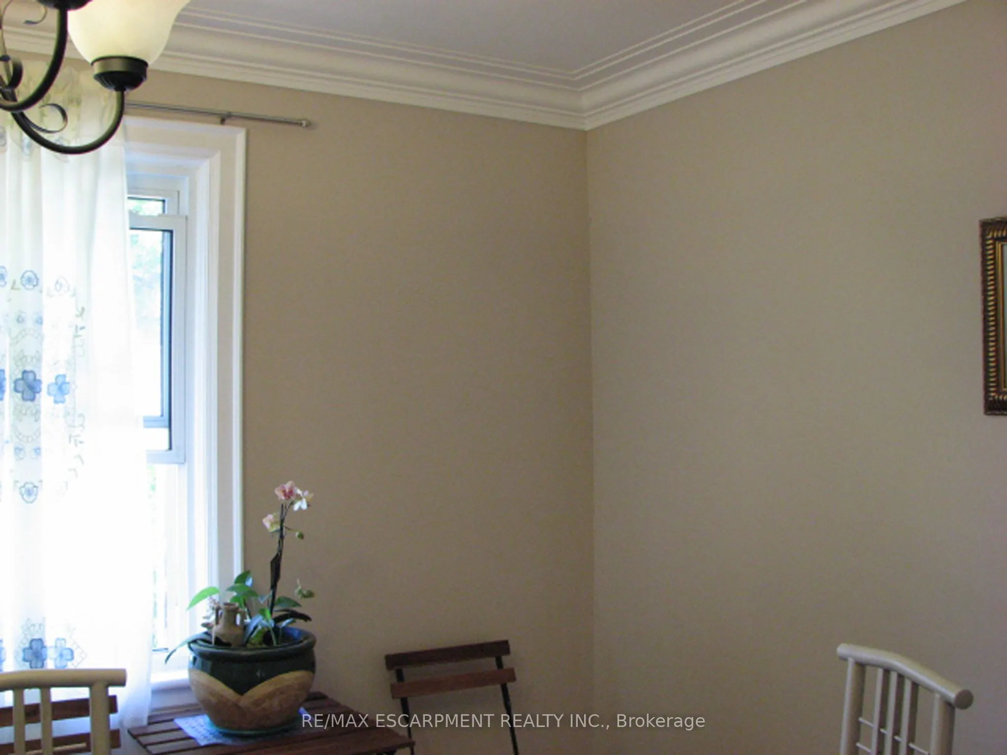 115 King Street E