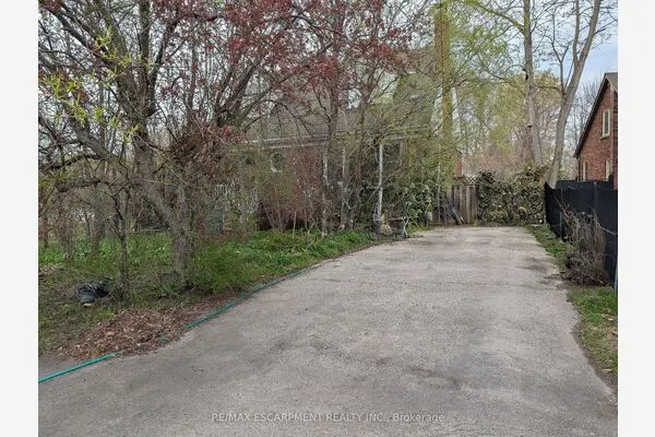 115 King Street E