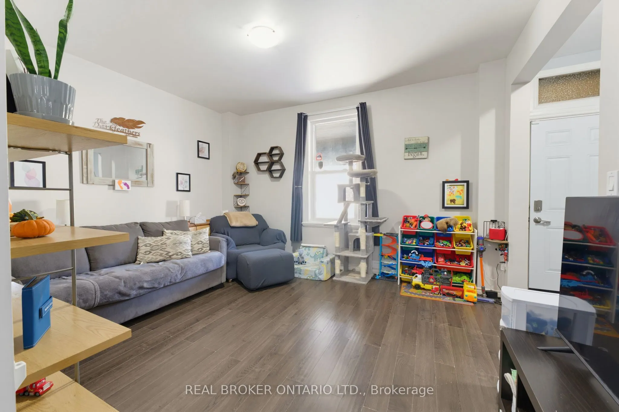 252 Dundas Street