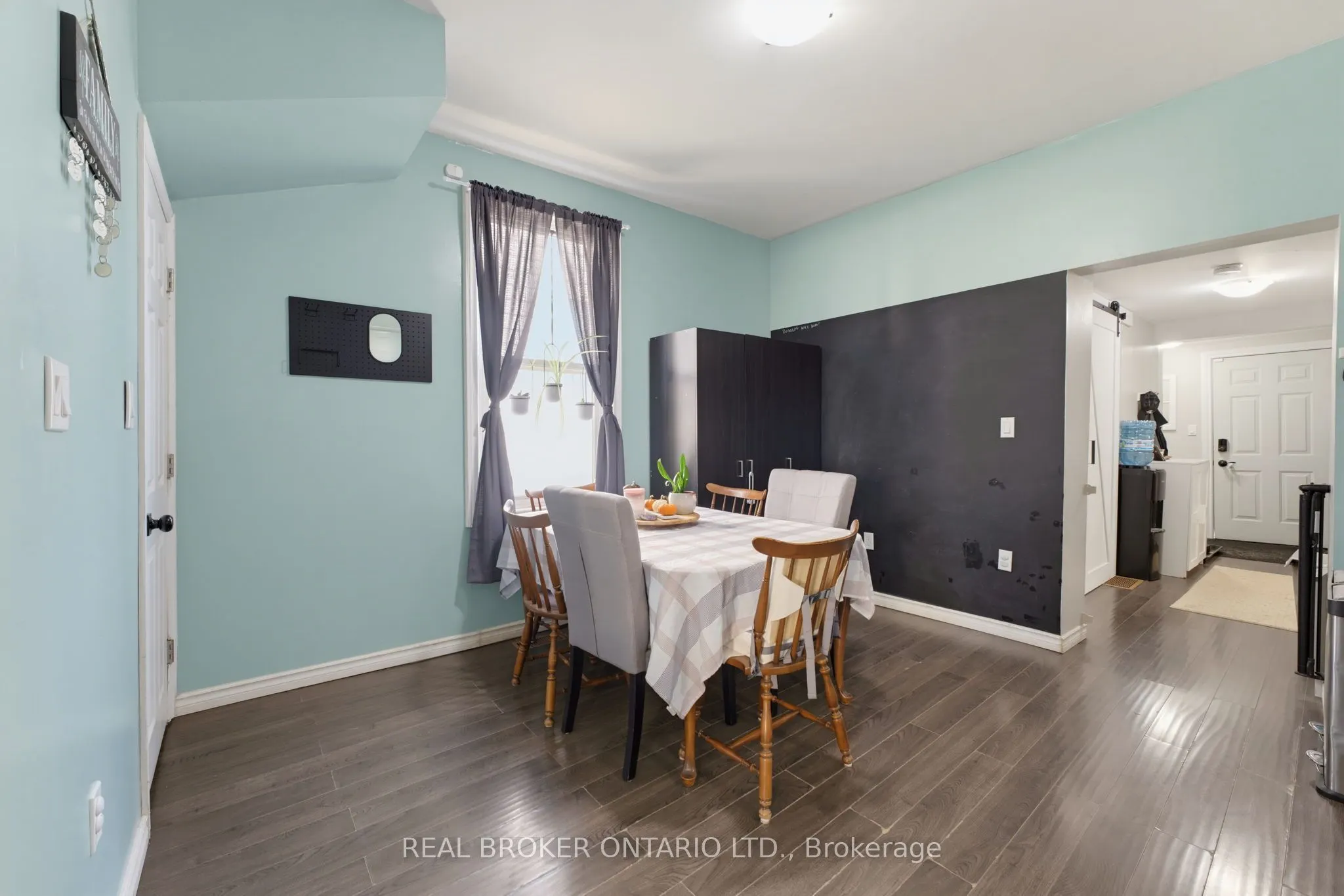 252 Dundas Street