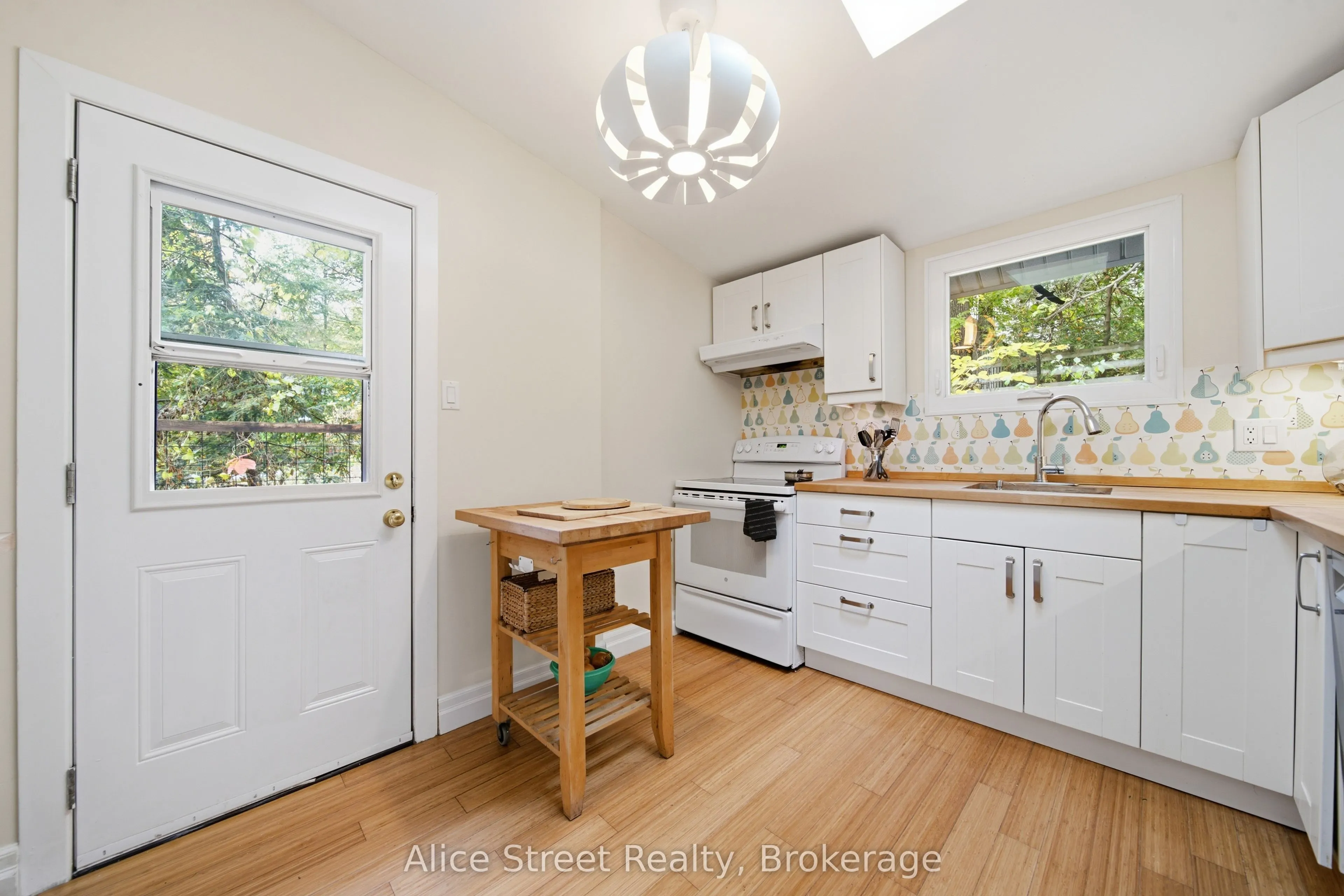 39 Arthur Street N