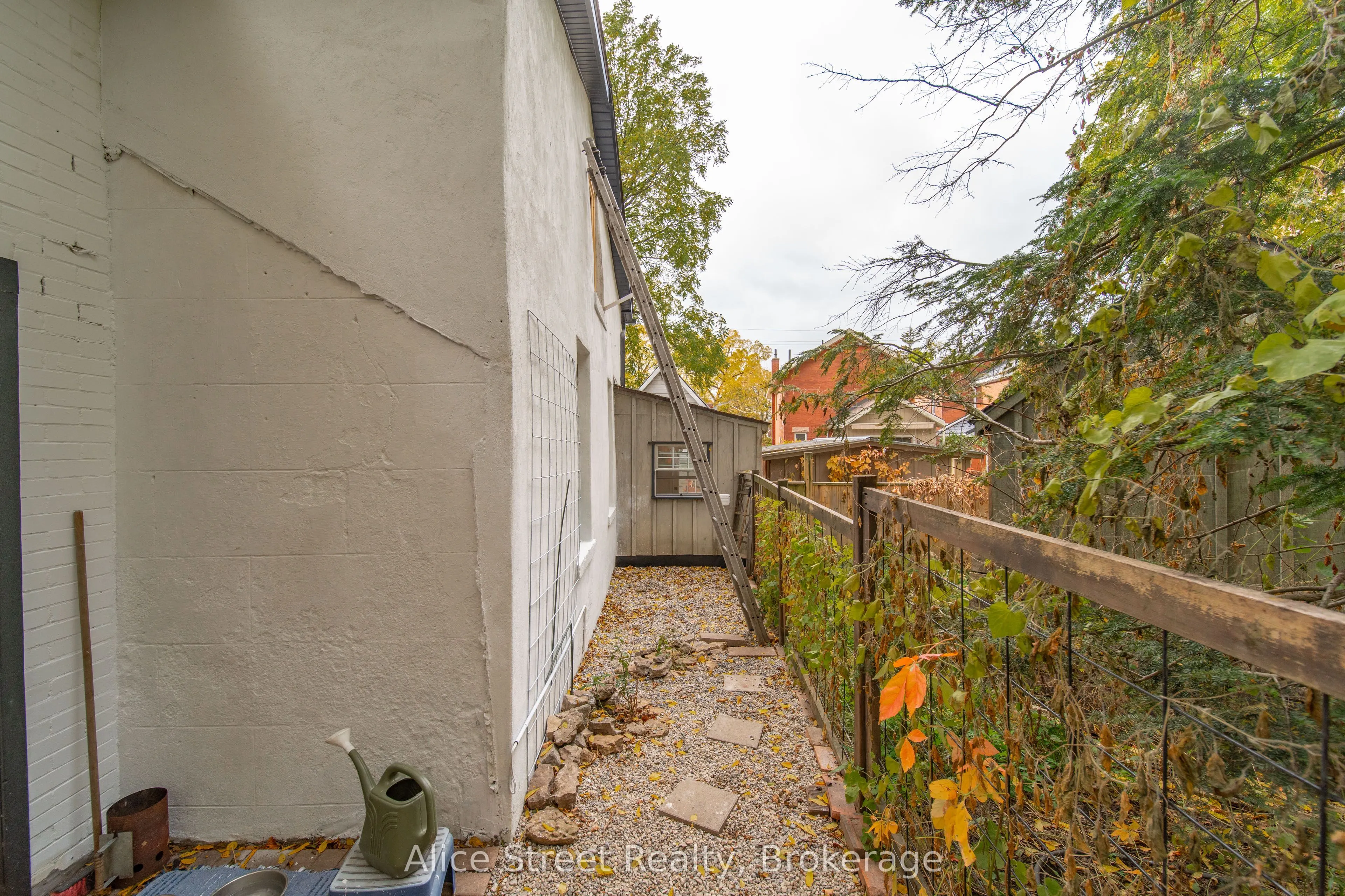 39 Arthur Street N
