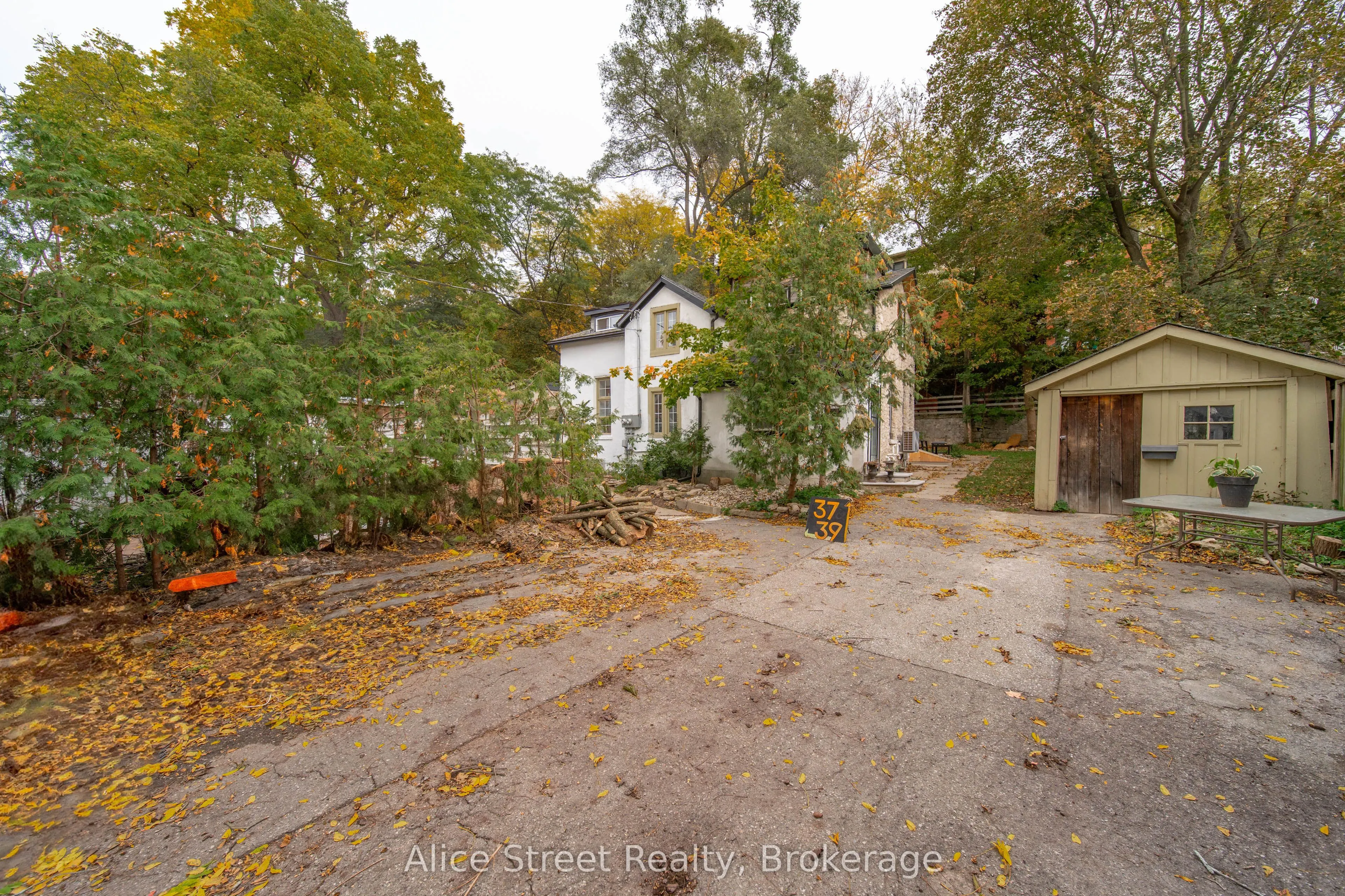 39 Arthur Street N