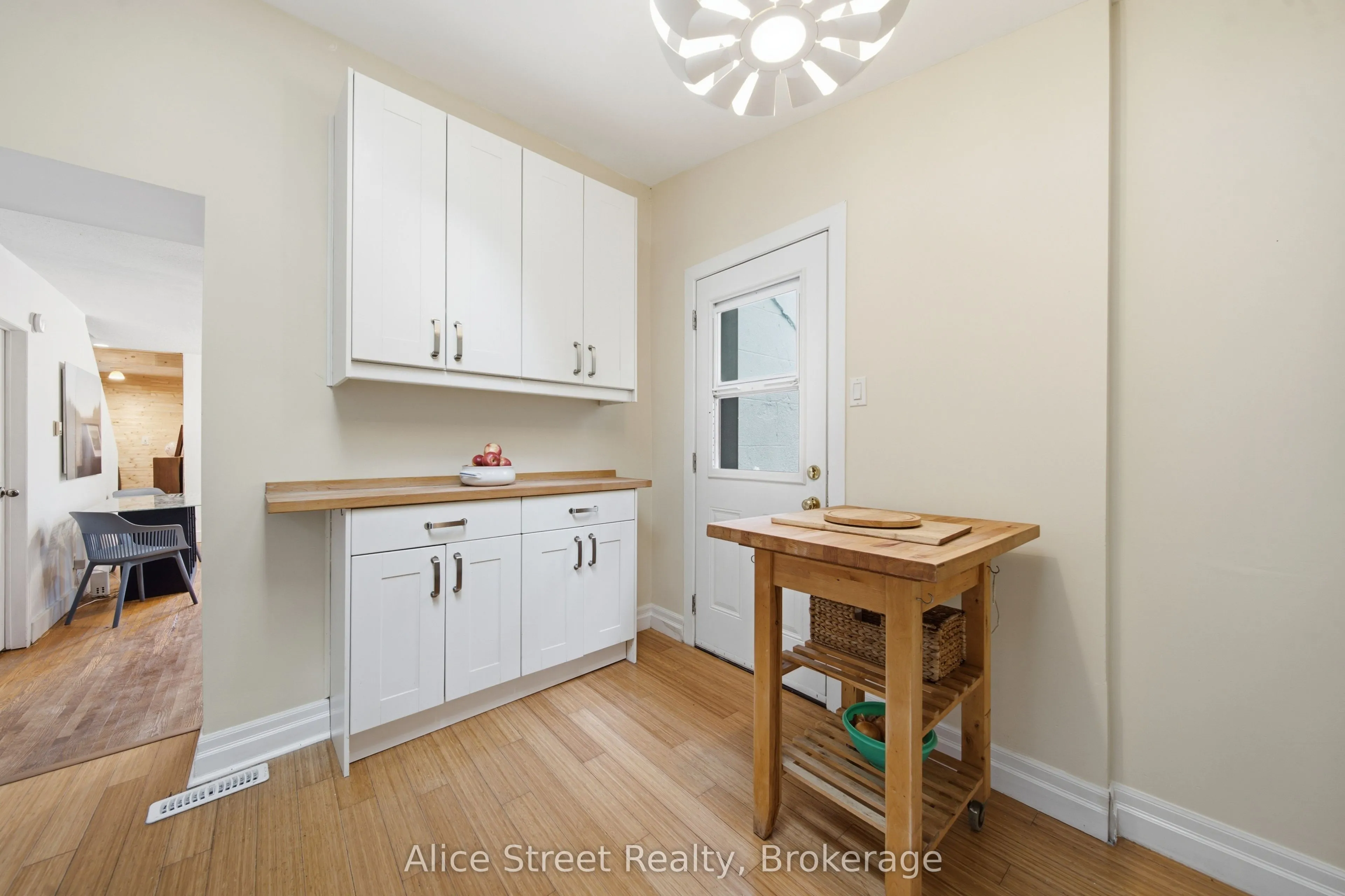 39 Arthur Street N