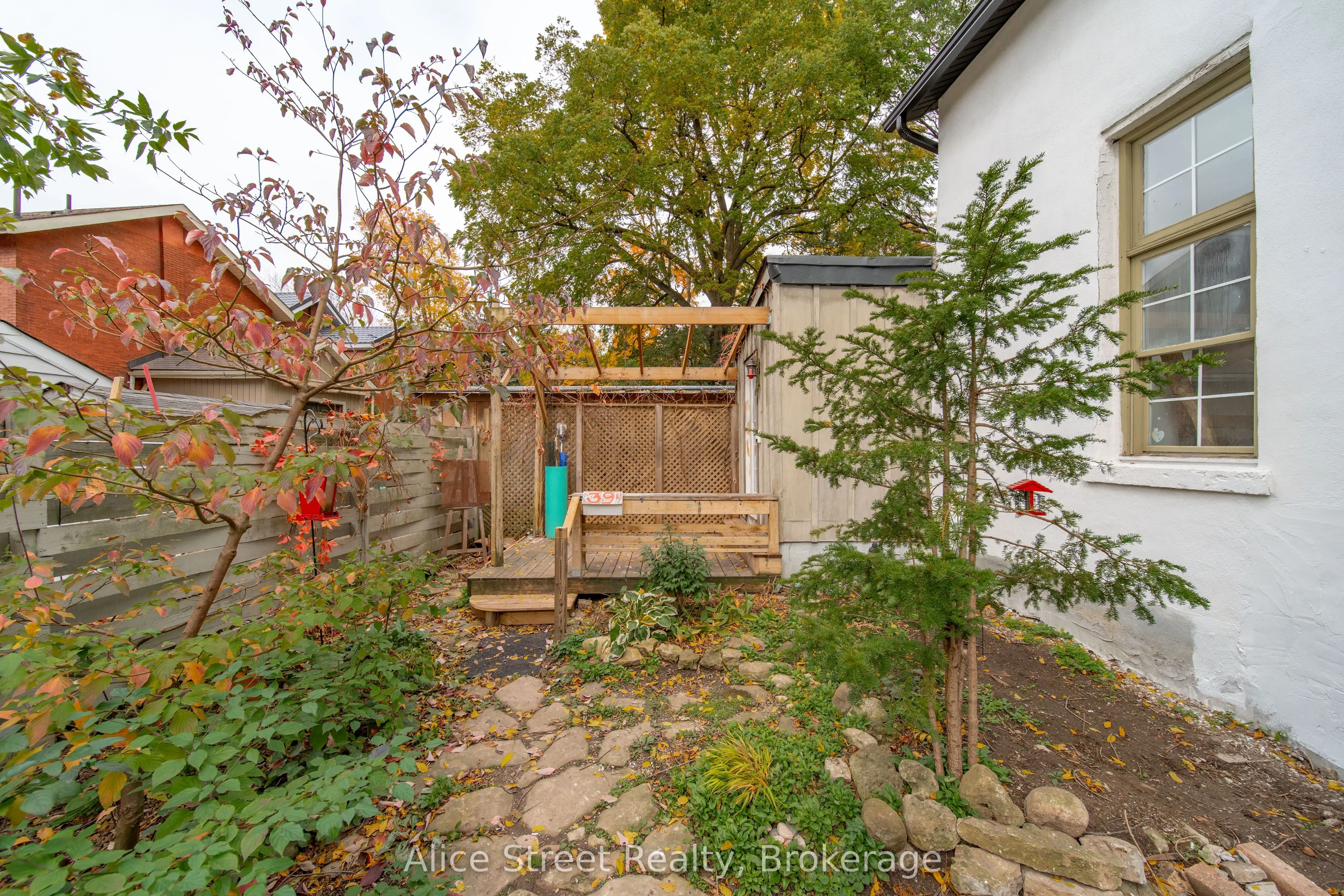 39 Arthur Street N