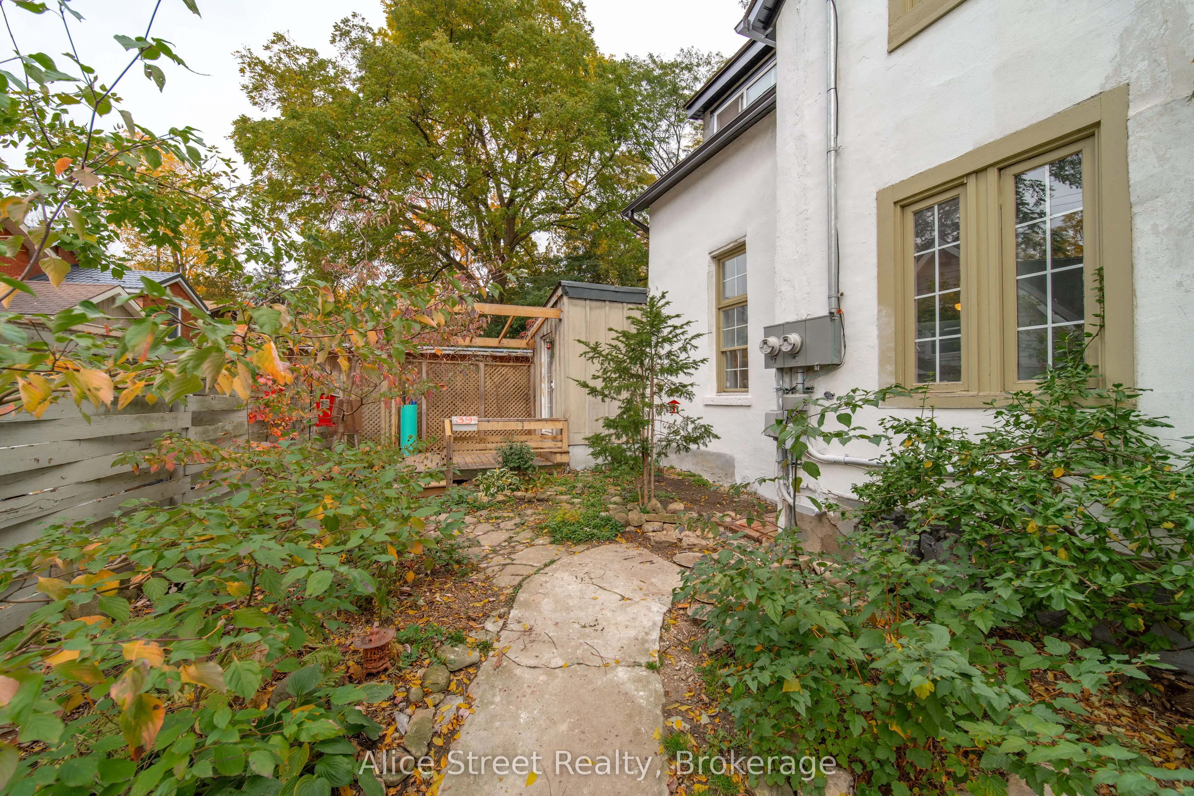 39 Arthur Street N