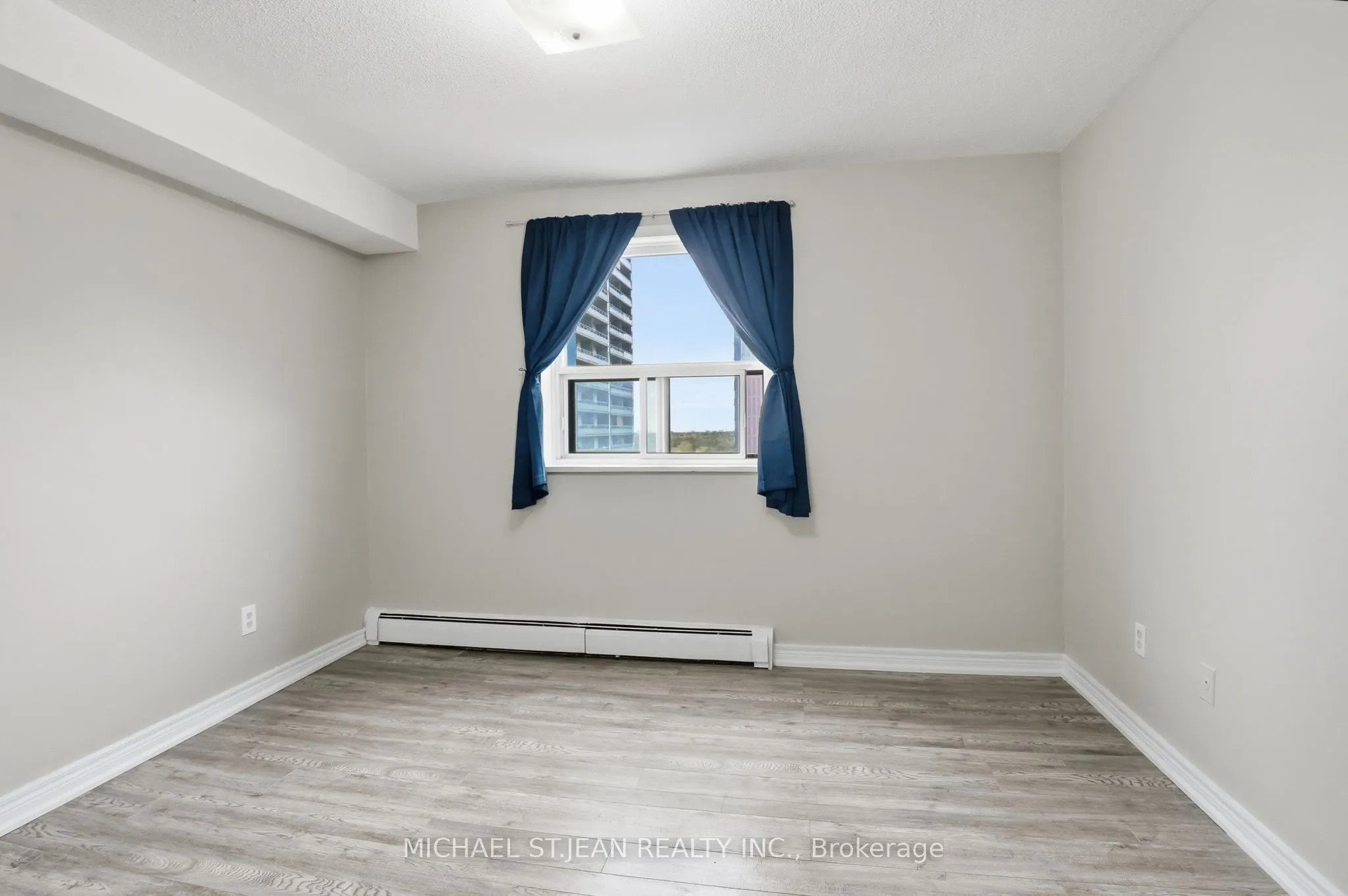 81 Charlton Avenue E #904