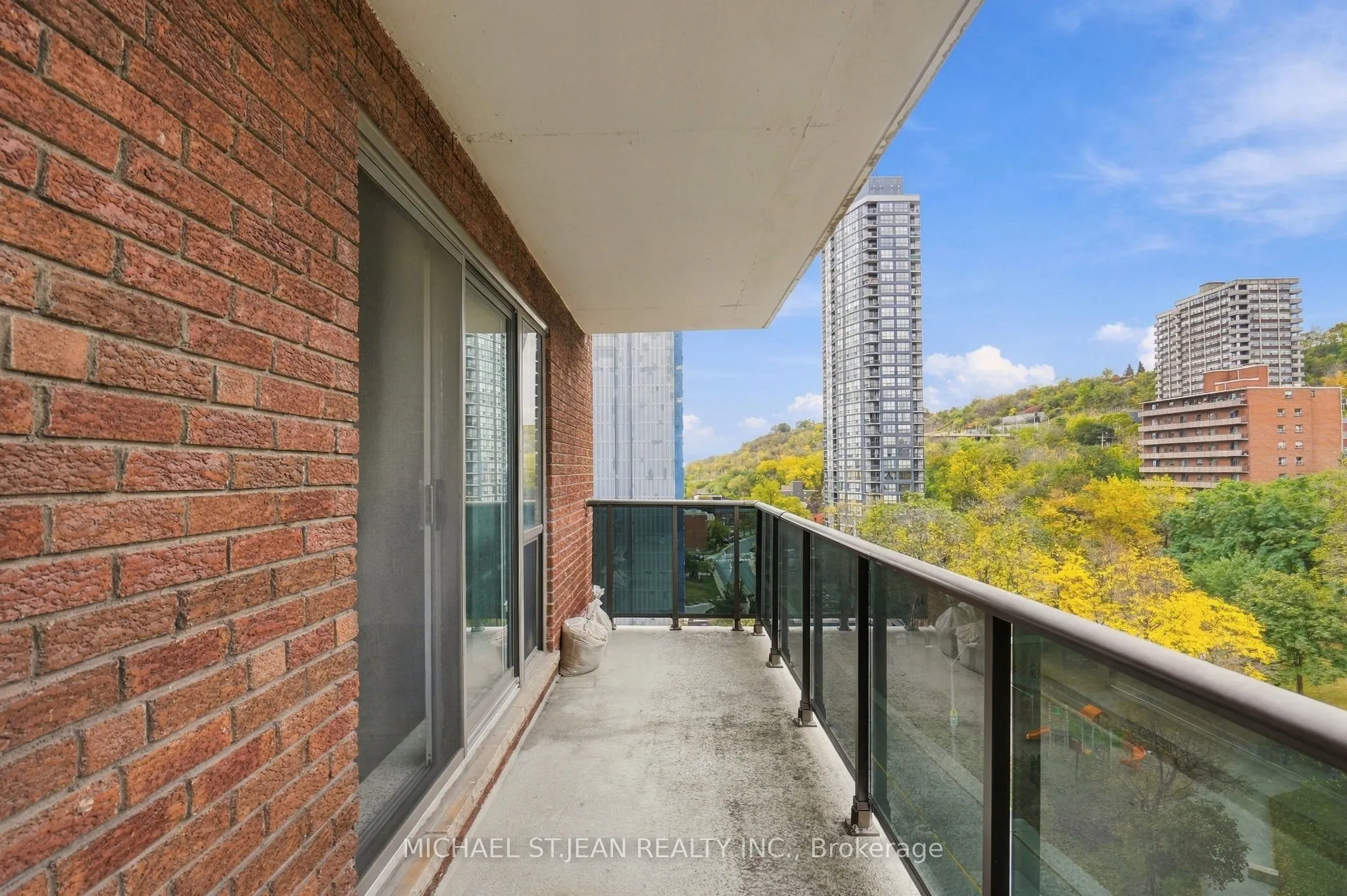 81 Charlton Avenue E #904