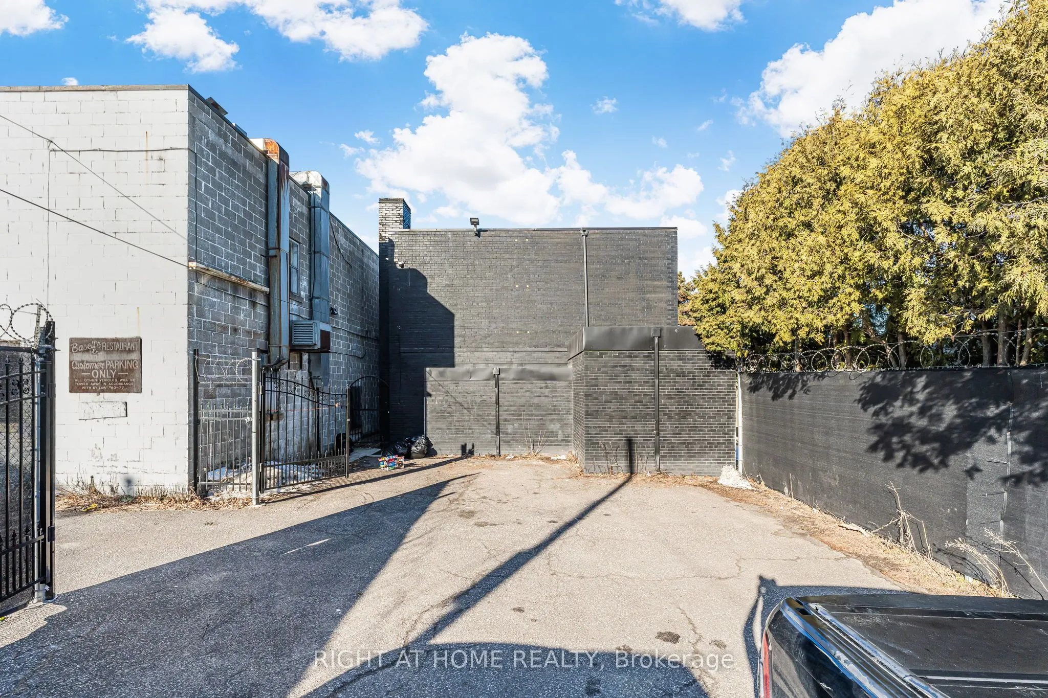 4872 Victoria Avenue