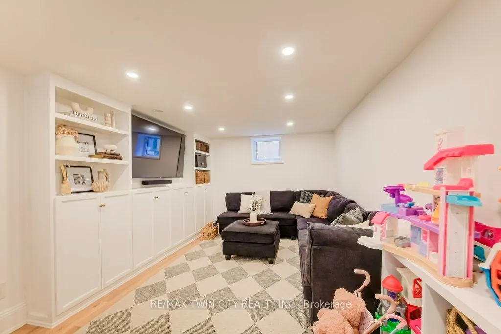 22 Whitney Place