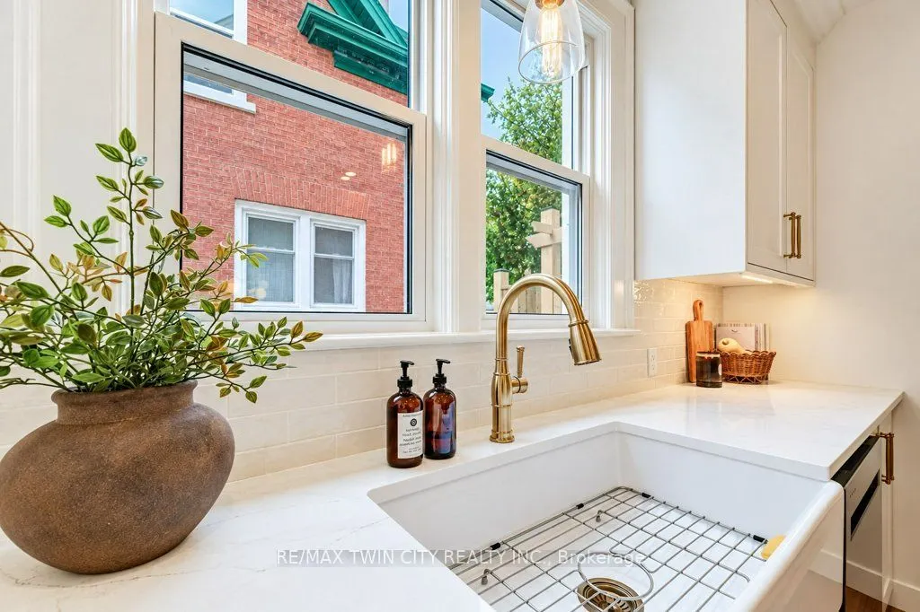 22 Whitney Place