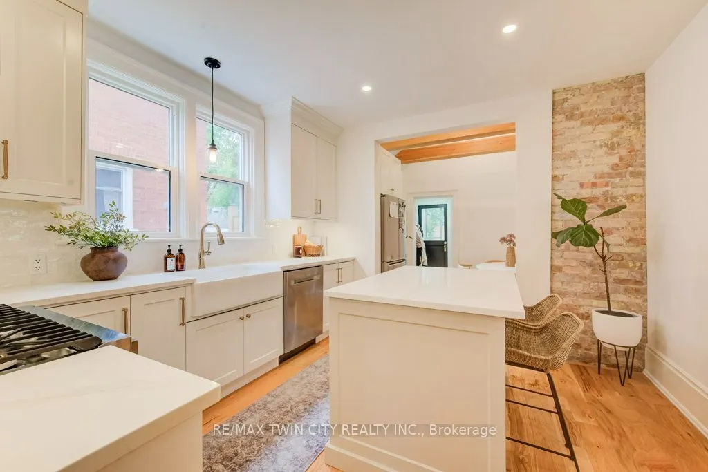 22 Whitney Place