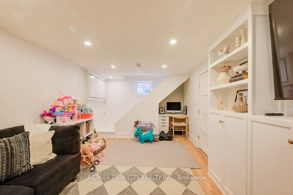 22 Whitney Place