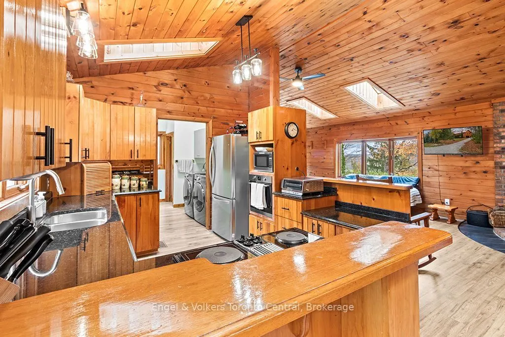 569263 Sideroad 6 Road
