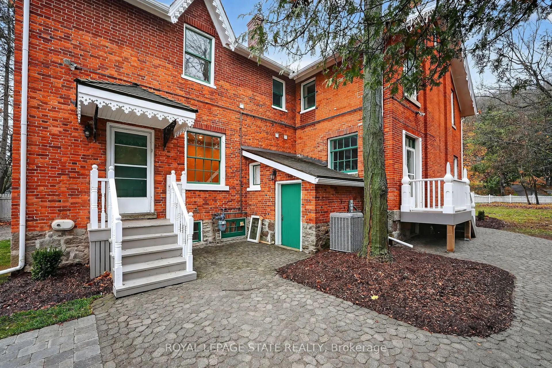 262 Main Street W