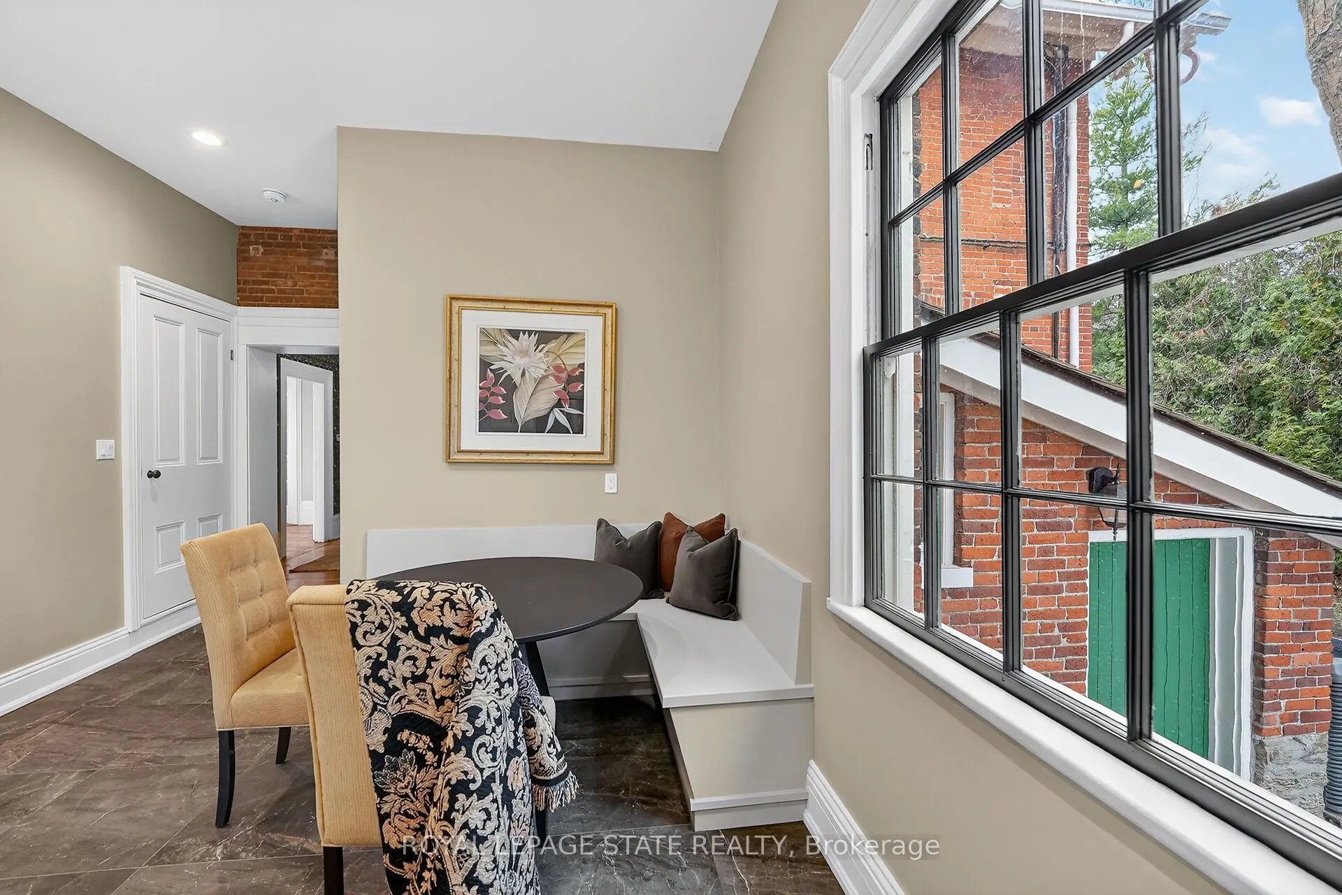 262 Main Street W