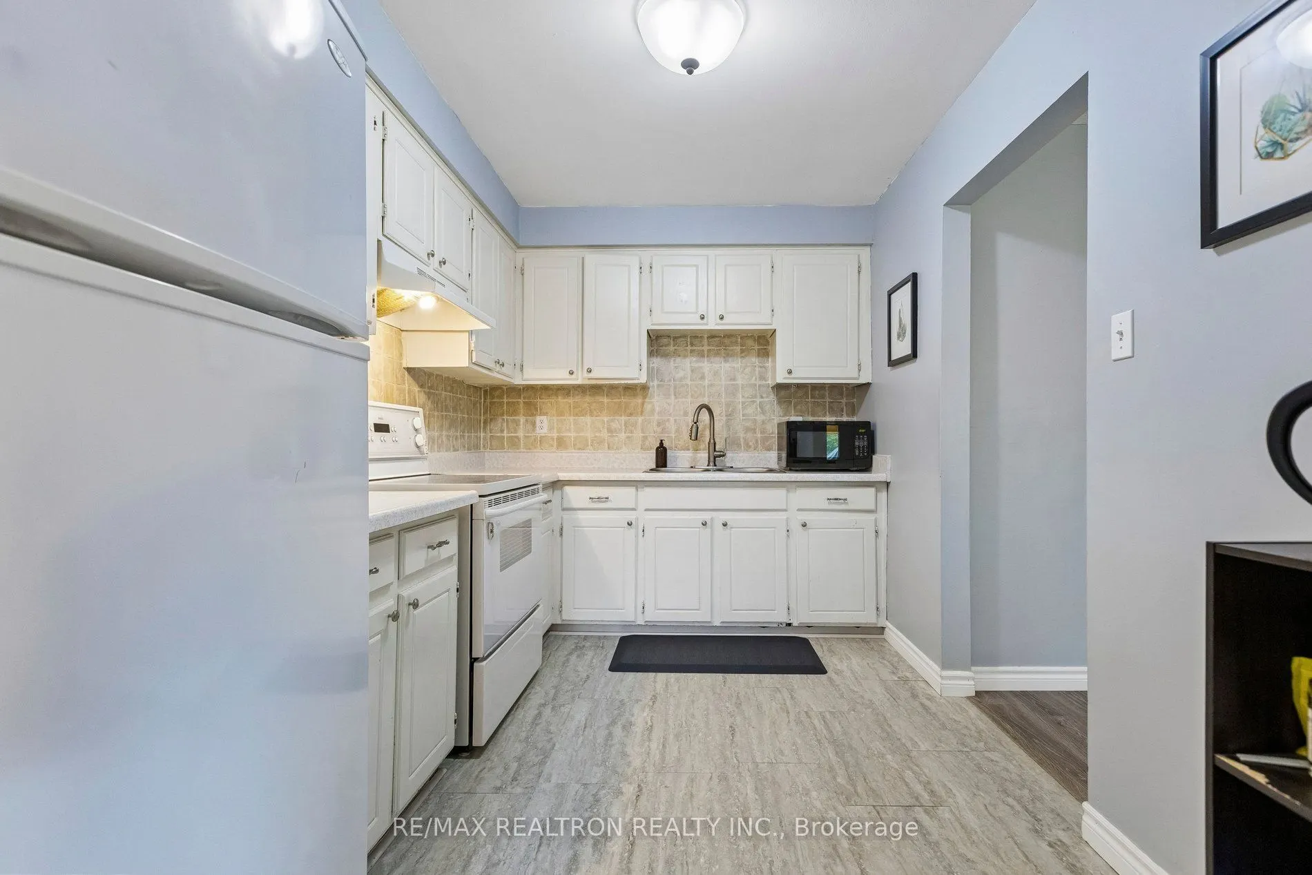 298D Bluevale Street N #15