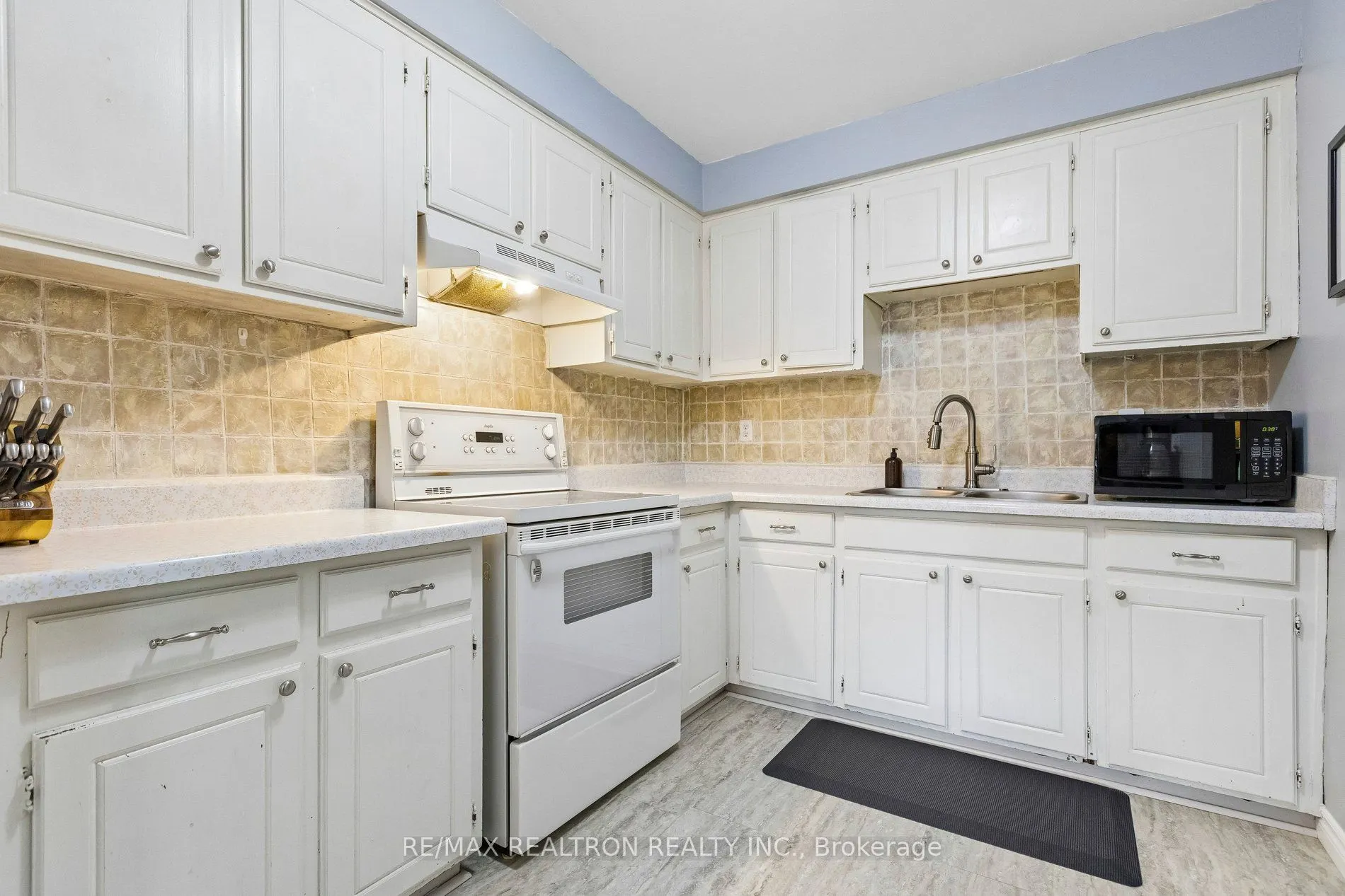 298D Bluevale Street N #15