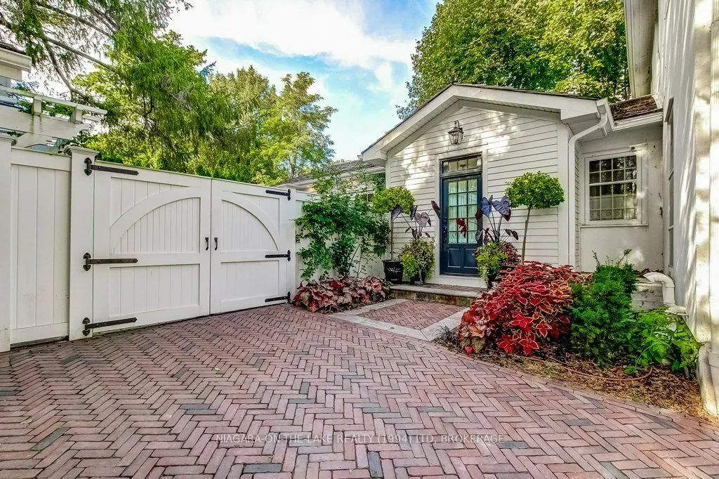 235 Simcoe Street