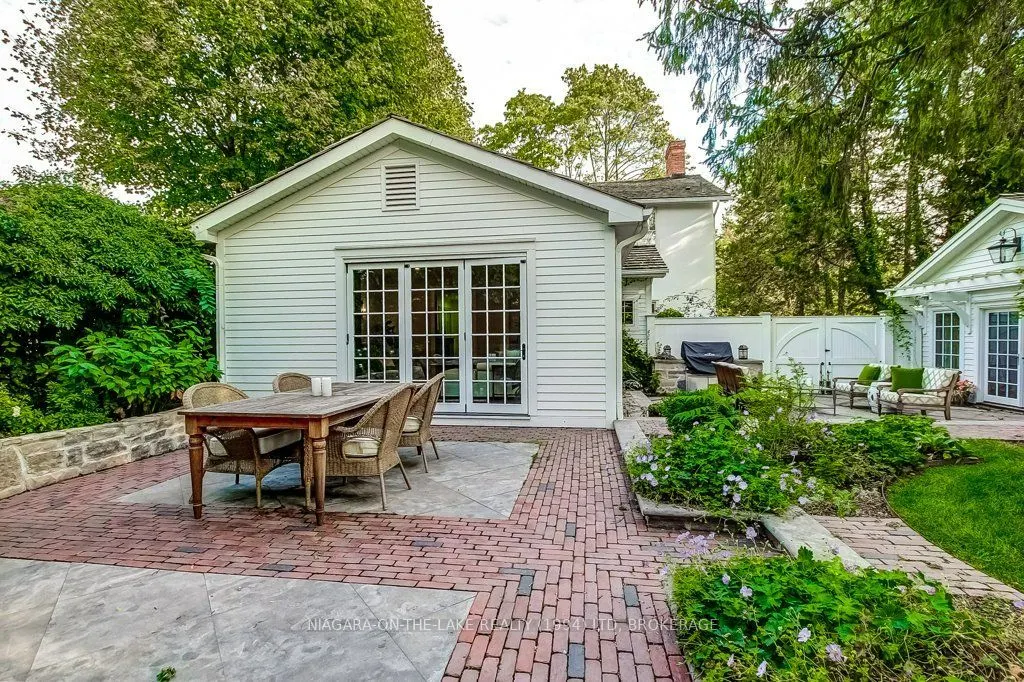 235 Simcoe Street