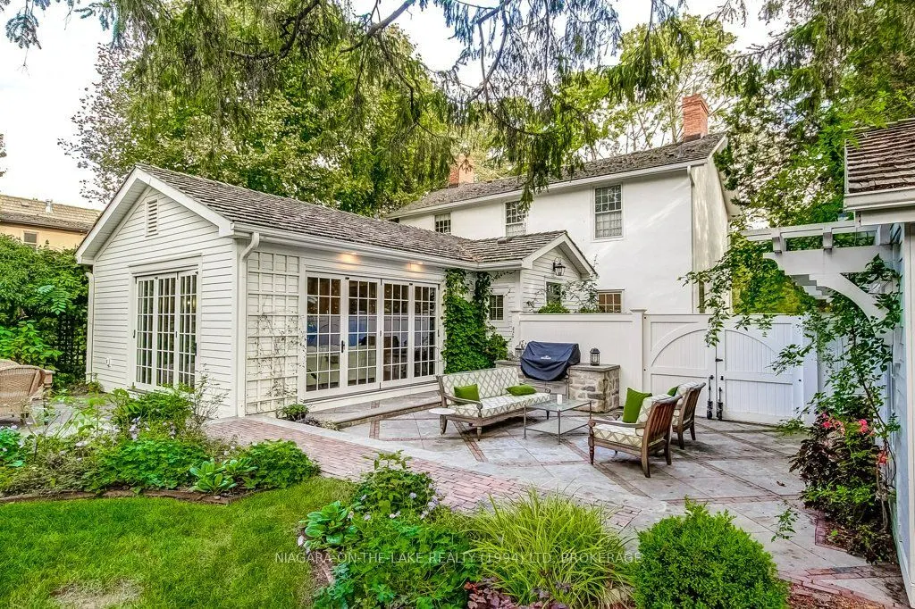 235 Simcoe Street
