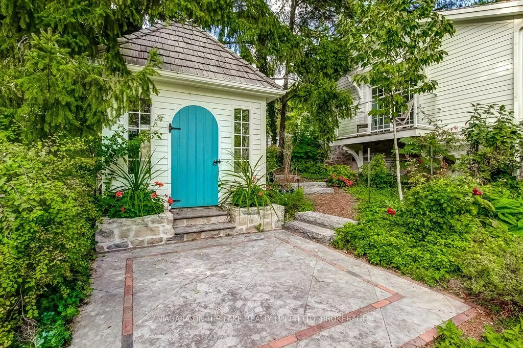 235 Simcoe Street