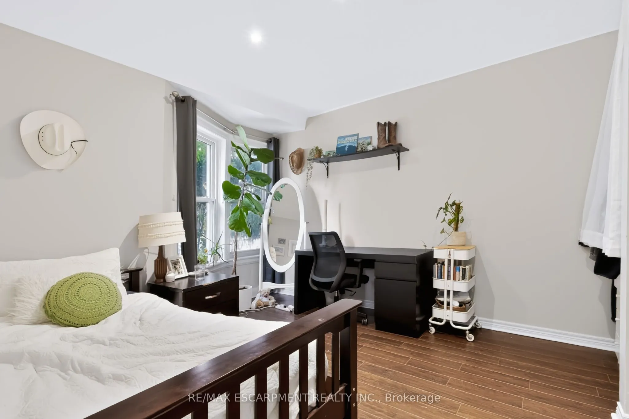 27 Forsyth Avenue S