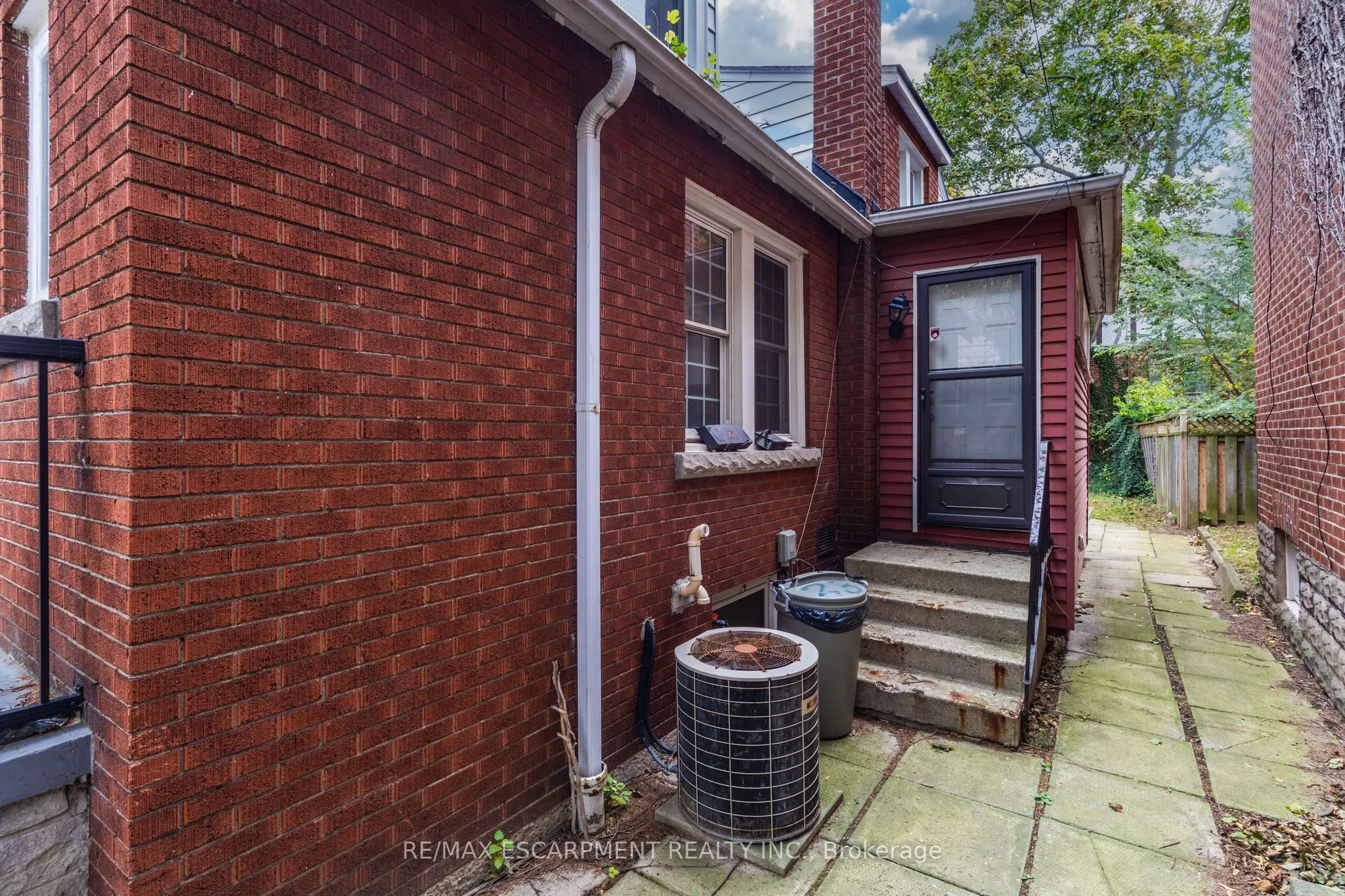 23 Forsyth Avenue S