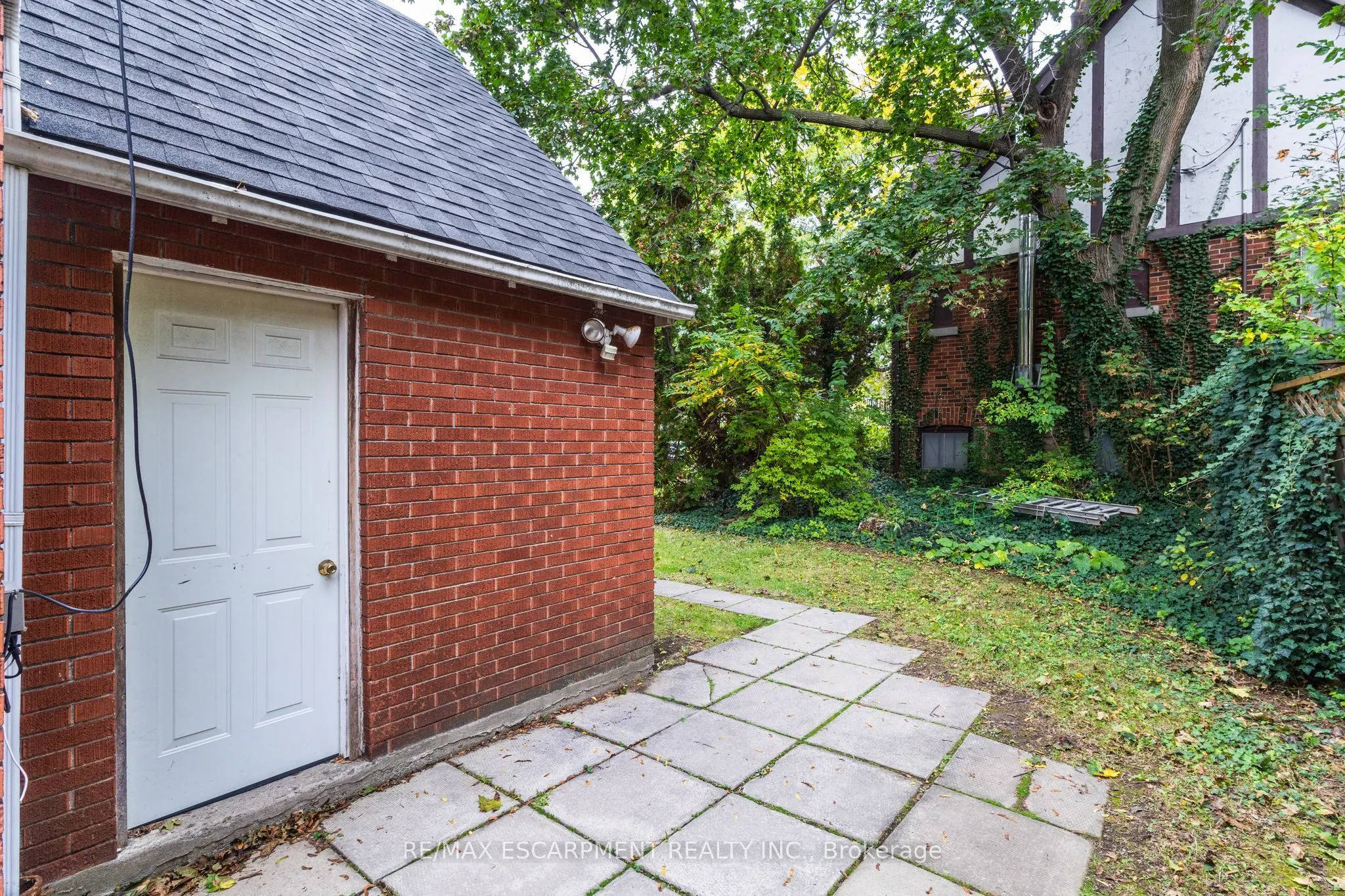 23 Forsyth Avenue S