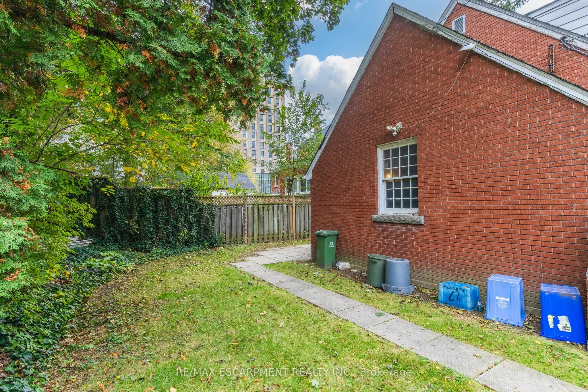 23 Forsyth Avenue S
