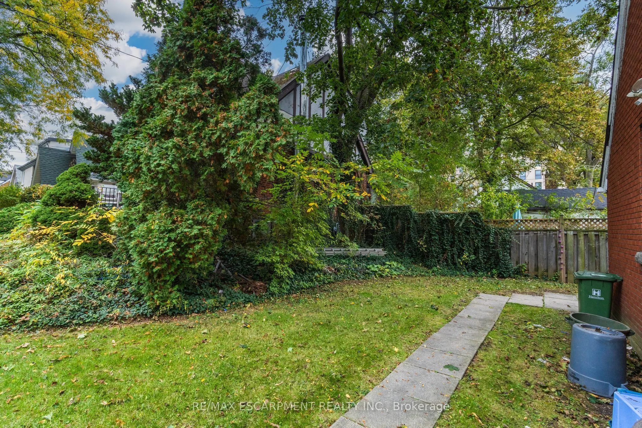 23 Forsyth Avenue S