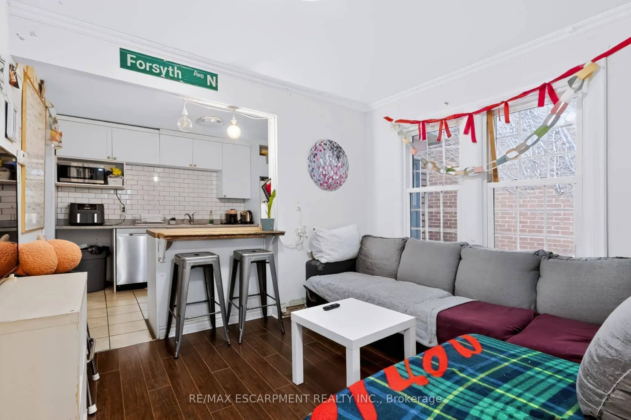 23 Forsyth Avenue S