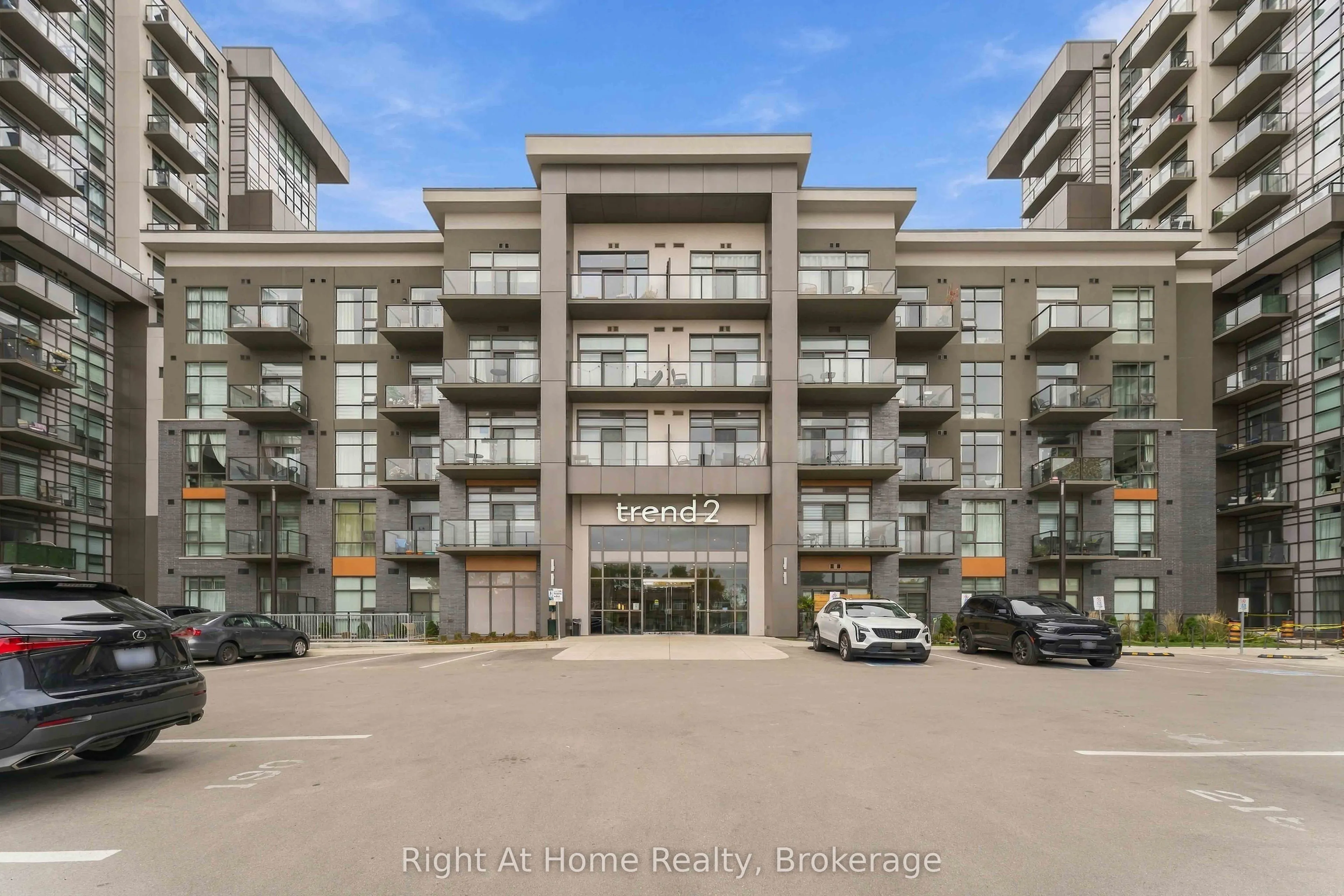 460 Dundas Street E #321