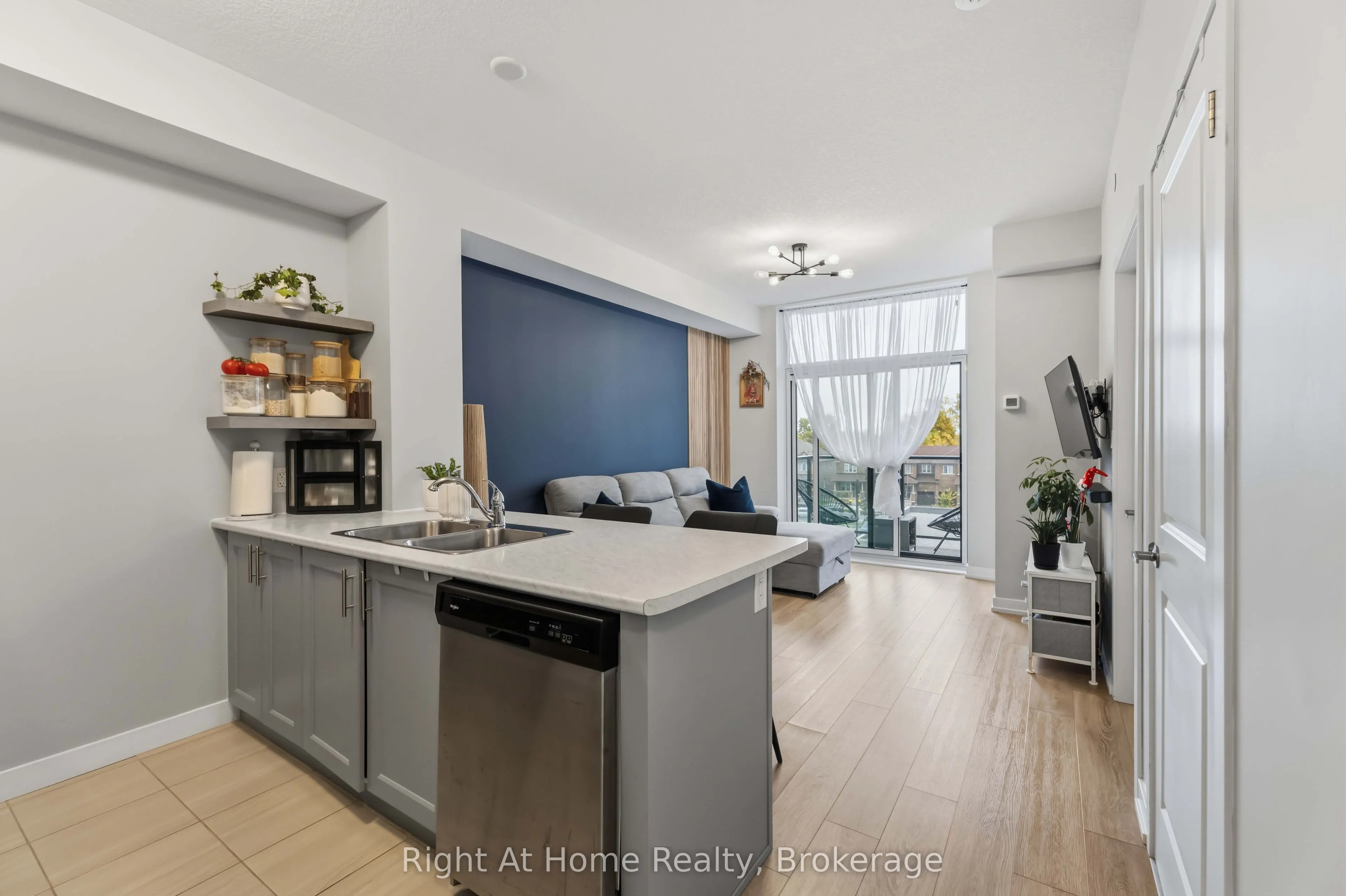 460 Dundas Street E #321