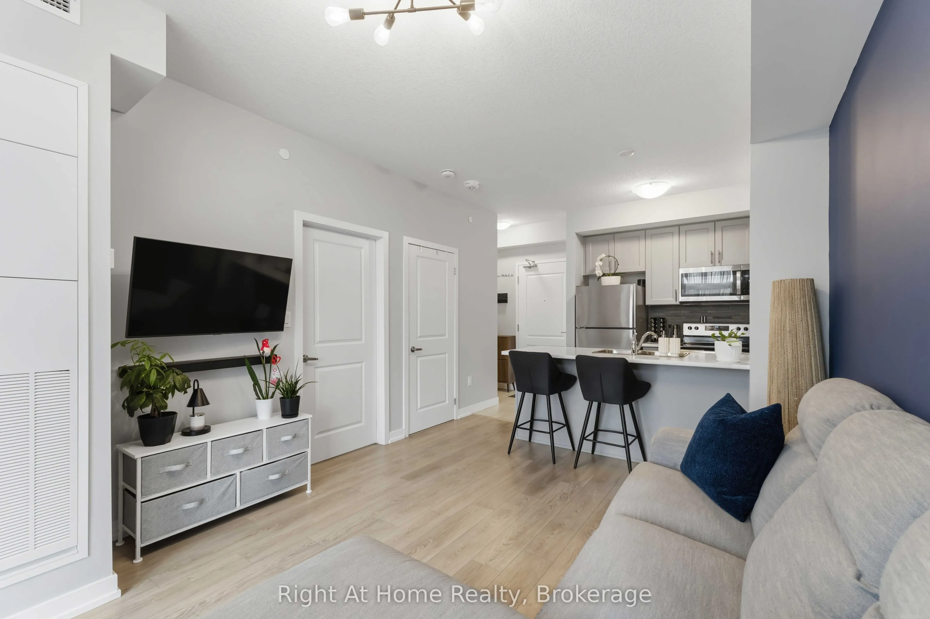 460 Dundas Street E #321