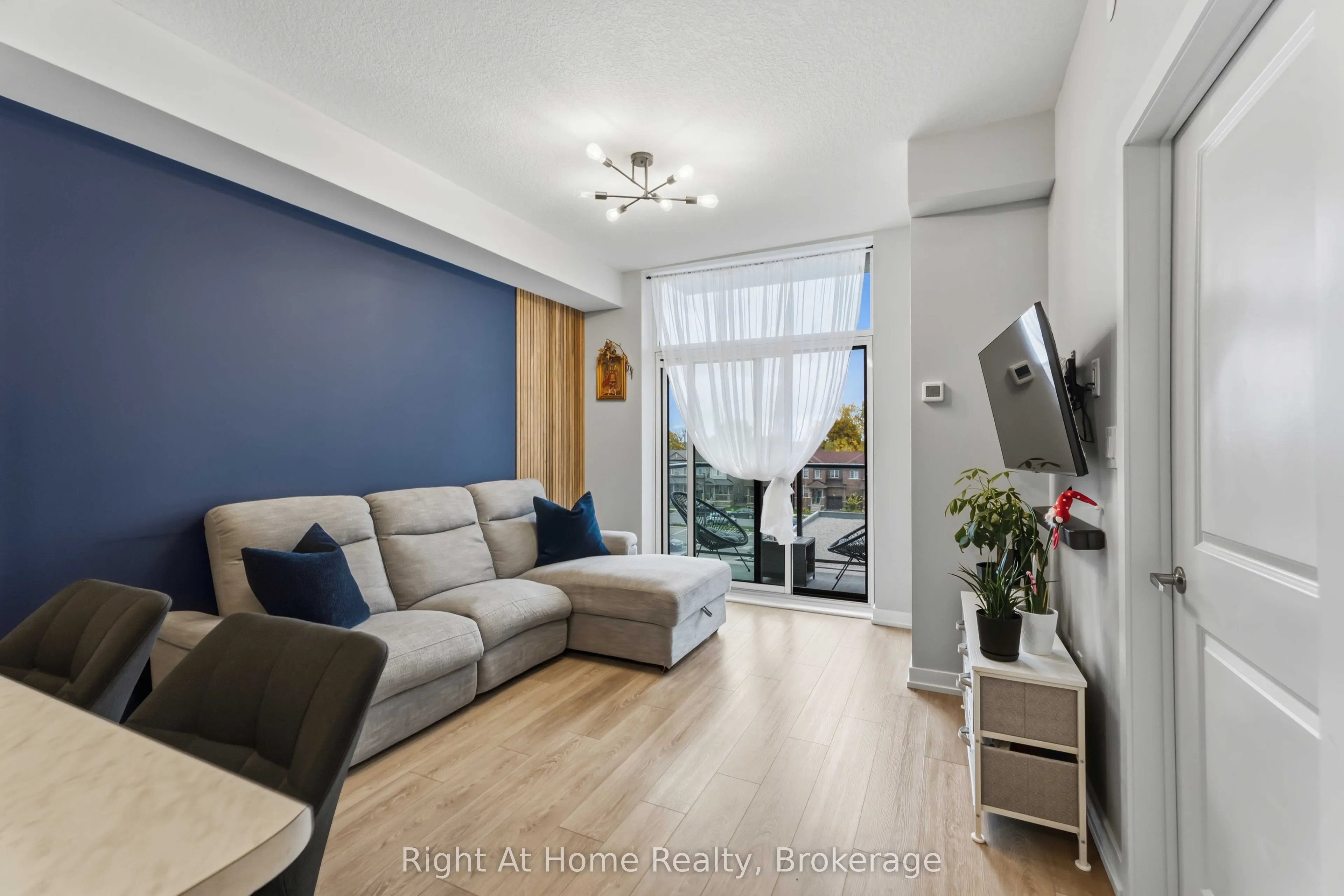 460 Dundas Street E #321