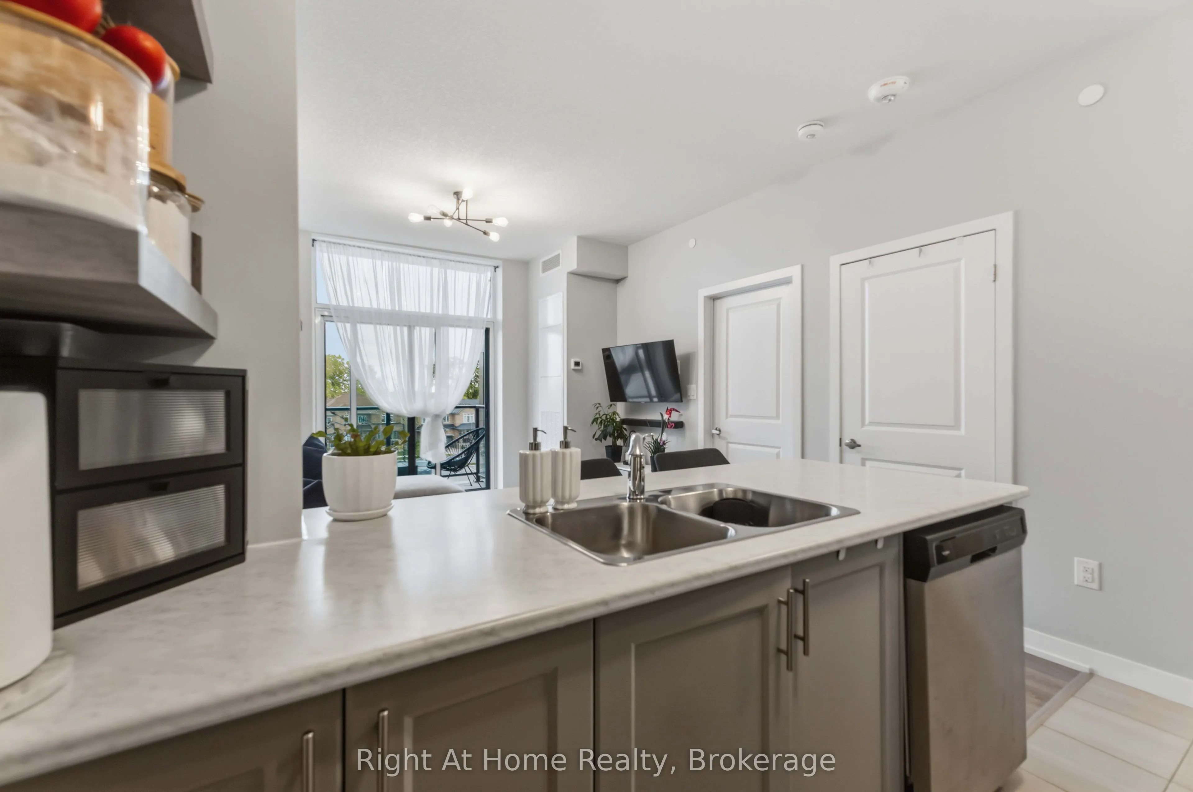 460 Dundas Street E #321