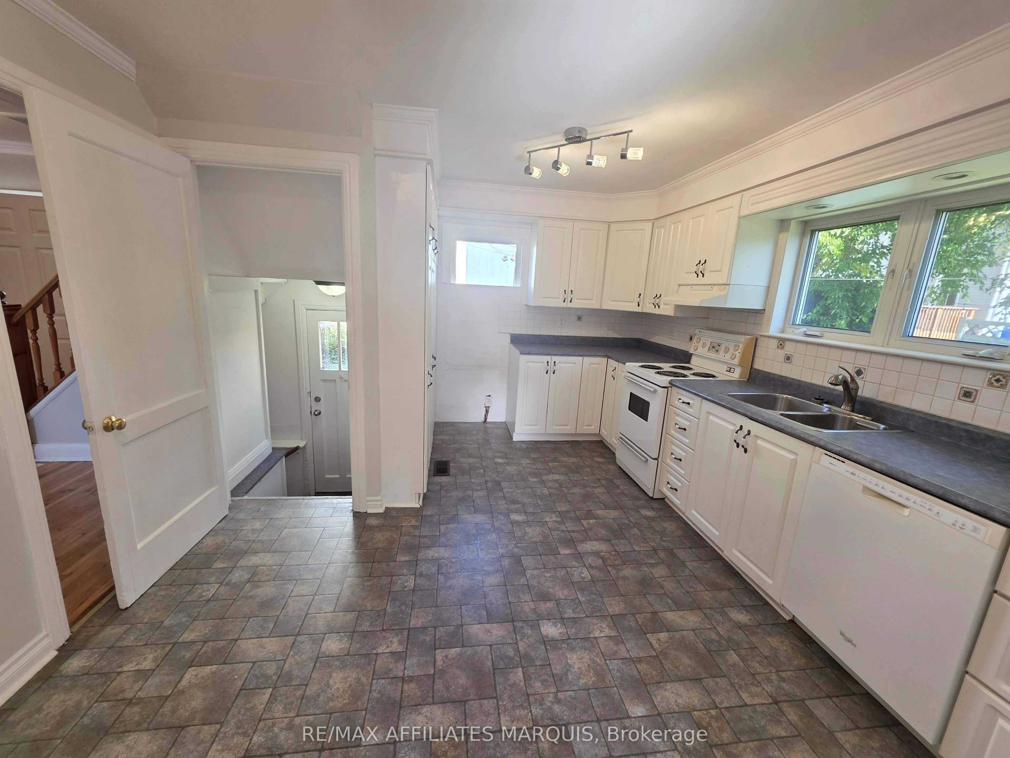 17 MAPLE Avenue N
