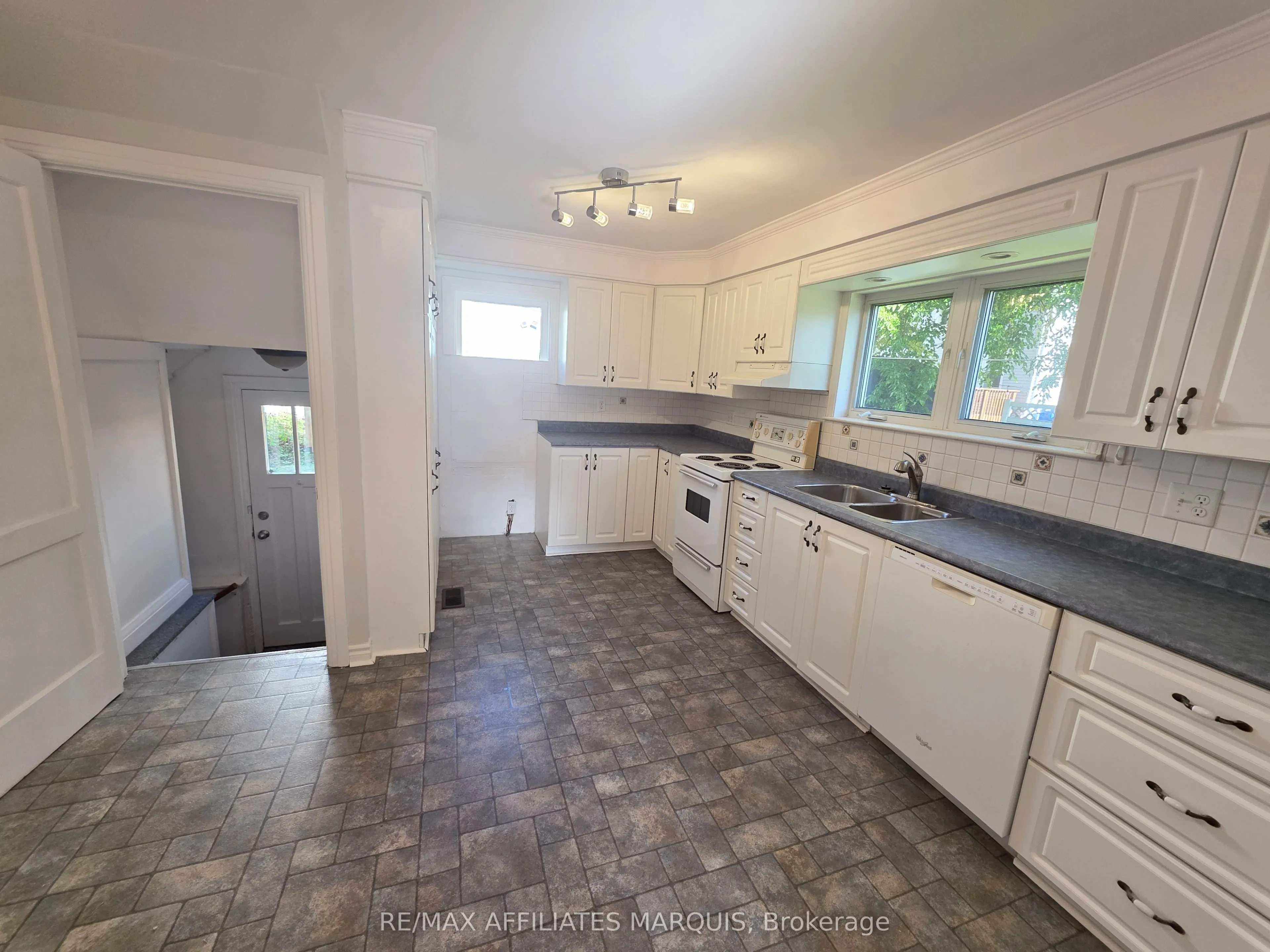 17 MAPLE Avenue N
