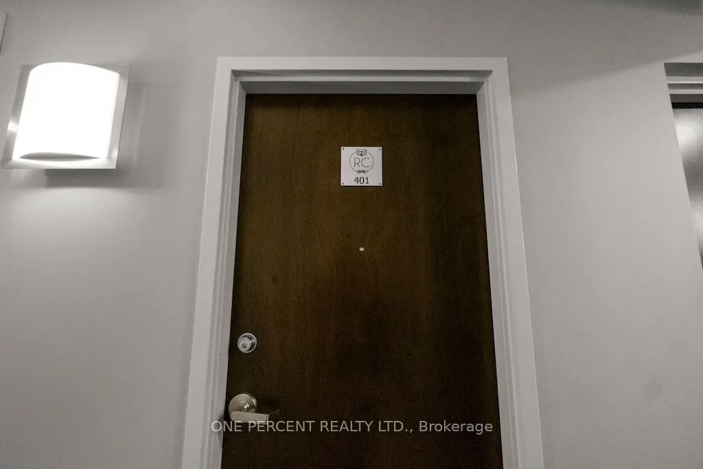 112 King Street E #401