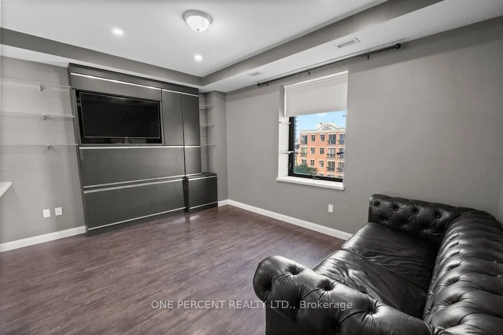 112 King Street E #401