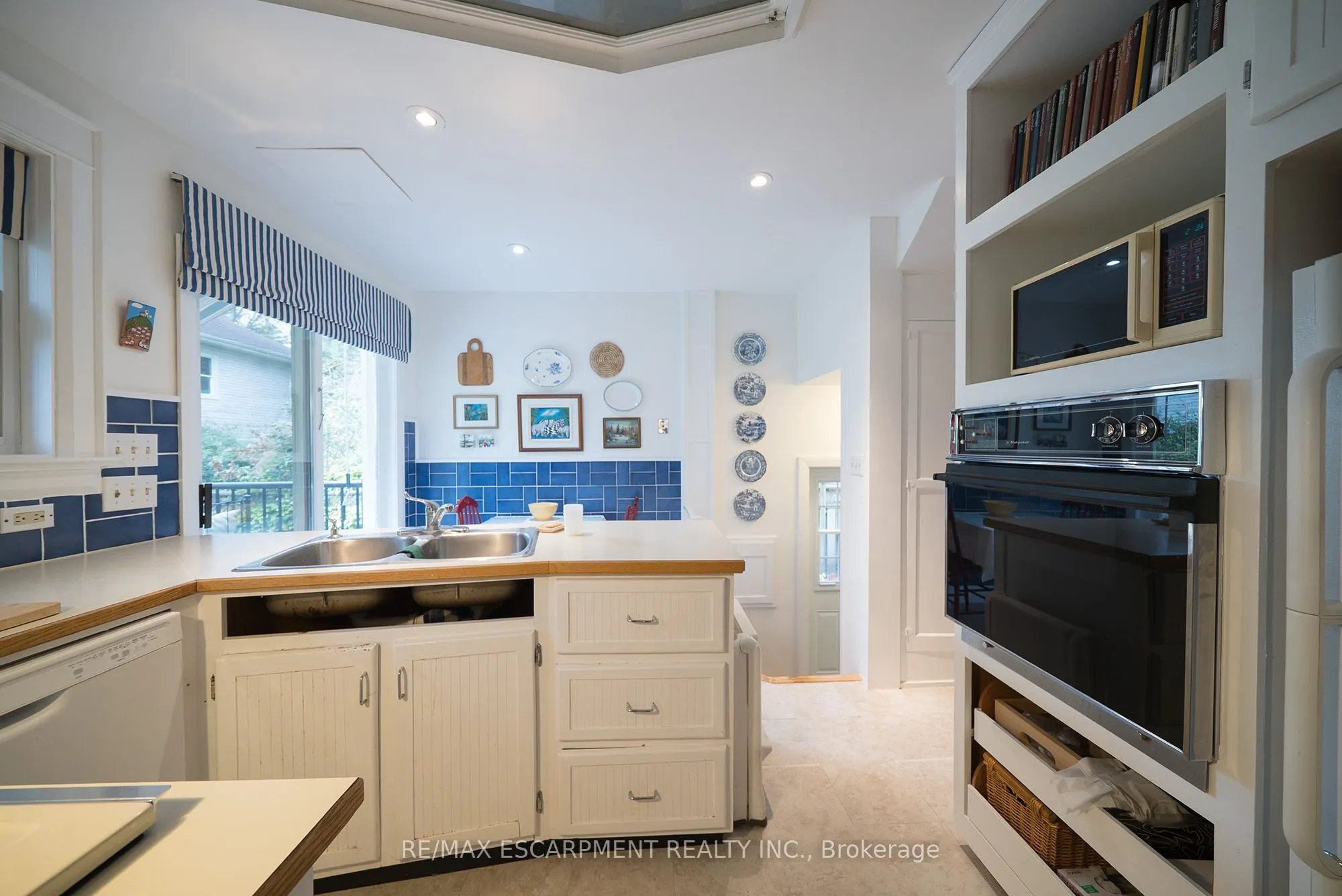 354 West Street W