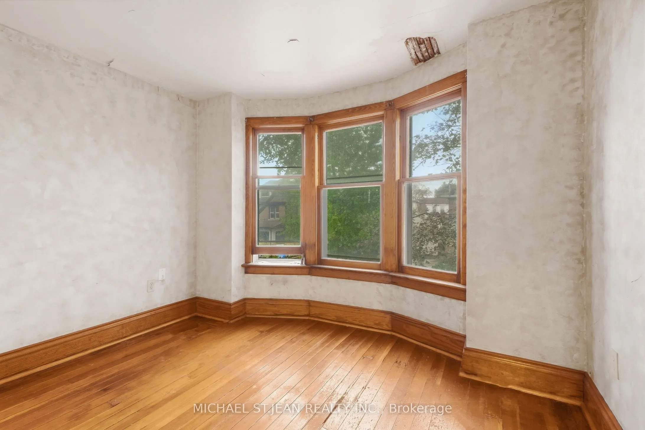 58 Connaught Avenue S