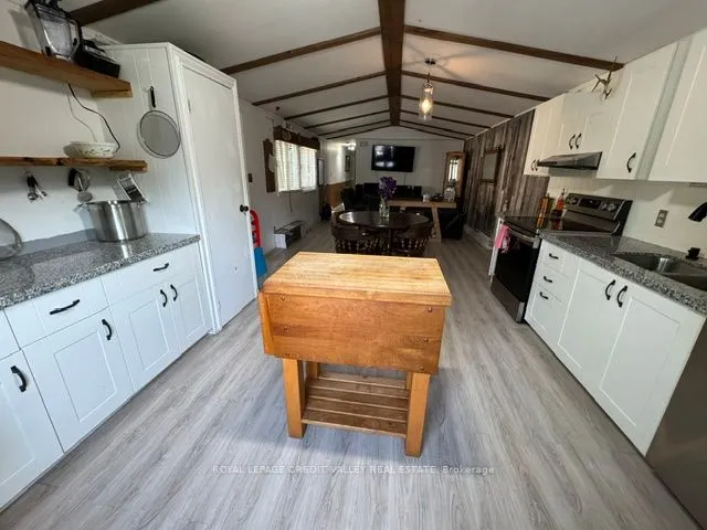 5 Laurel Lane W
